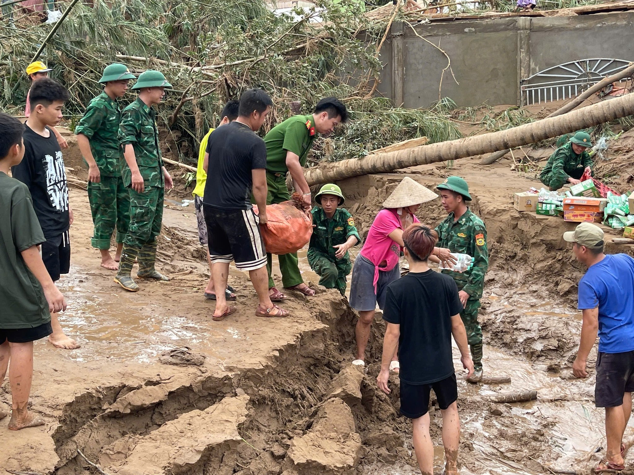 Người d&acirc;n x&atilde; Mỹ L&yacute; tiếp nhận h&agrave;ng cứu trợ&nbsp;