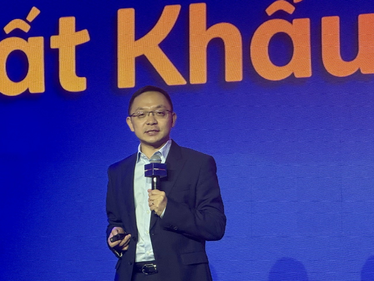 &Ocirc;ng Larry Hu, Tổng Gi&aacute;m đốc Amazon Global Selling khu vực Đ&ocirc;ng Nam &Aacute; chia sẻ tại hội nghị.
