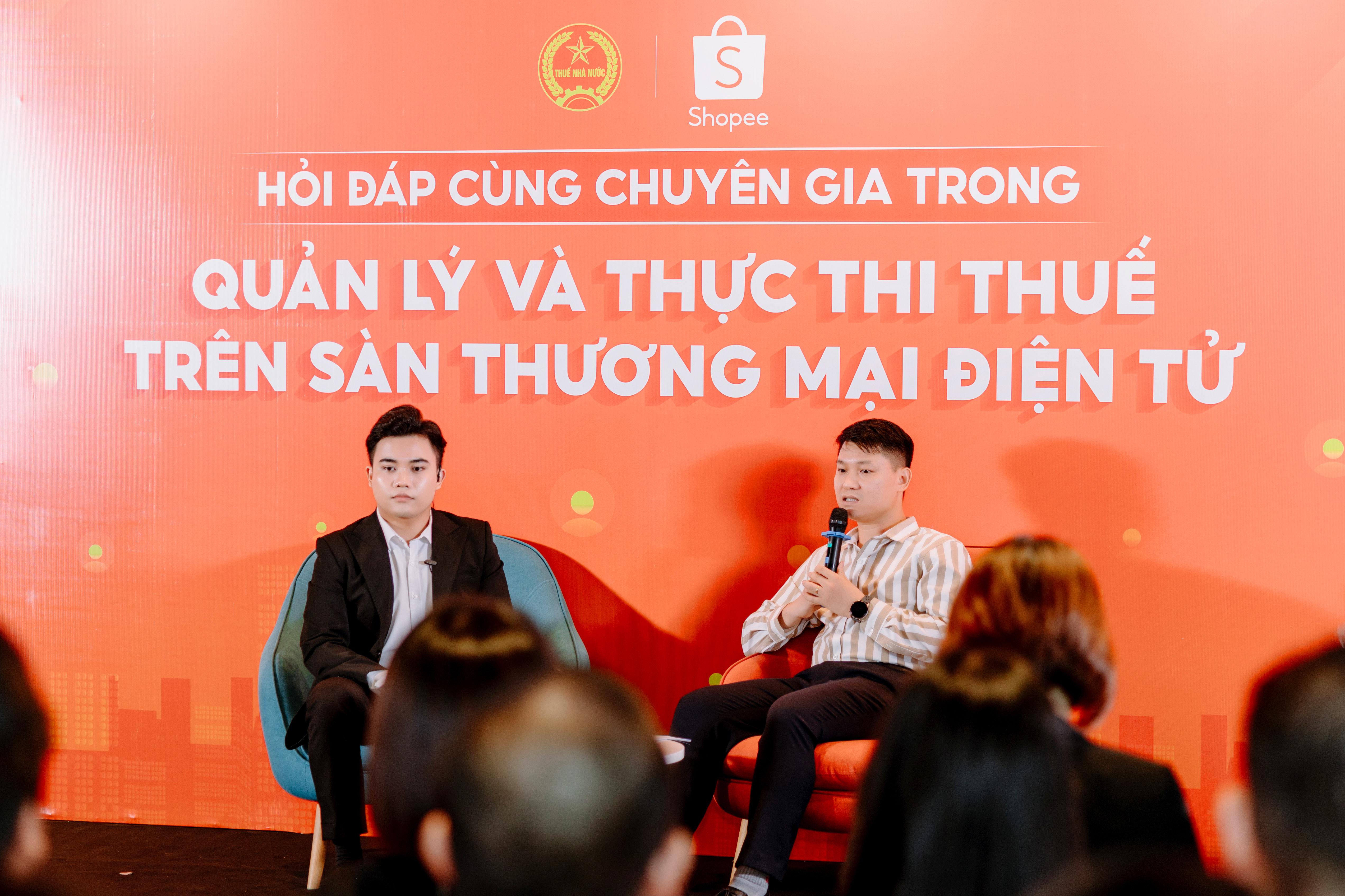 Ông Trần Trọng Ninh, Chuyên viên chính, Chi cục Thuế thương mại điện tử - Cục Thuế giải đáp thắc mắc của nhà bán.