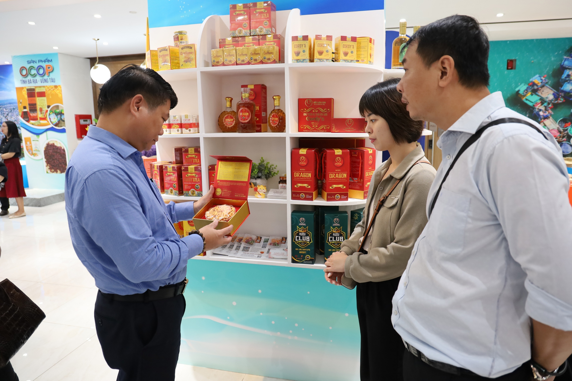 Sản phẩm OCOP thu hút sự quan tâm của du khách. Ảnh minh họa.