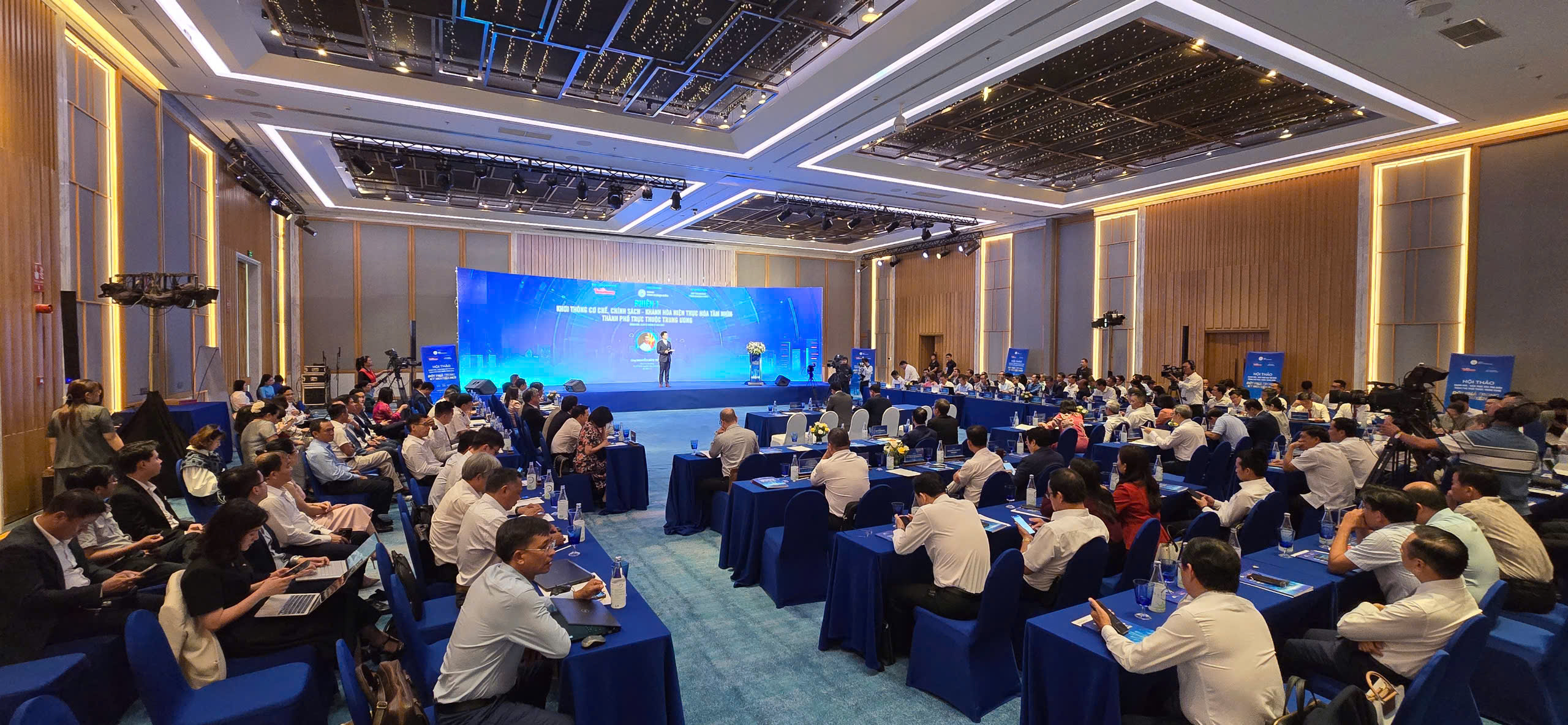 Hội thảo thu h&uacute;t sự tham gia của đại diện nhiều bộ ng&agrave;nh, chuy&ecirc;n gia kinh tế v&agrave; doanh nghiệp đầu ng&agrave;nh.