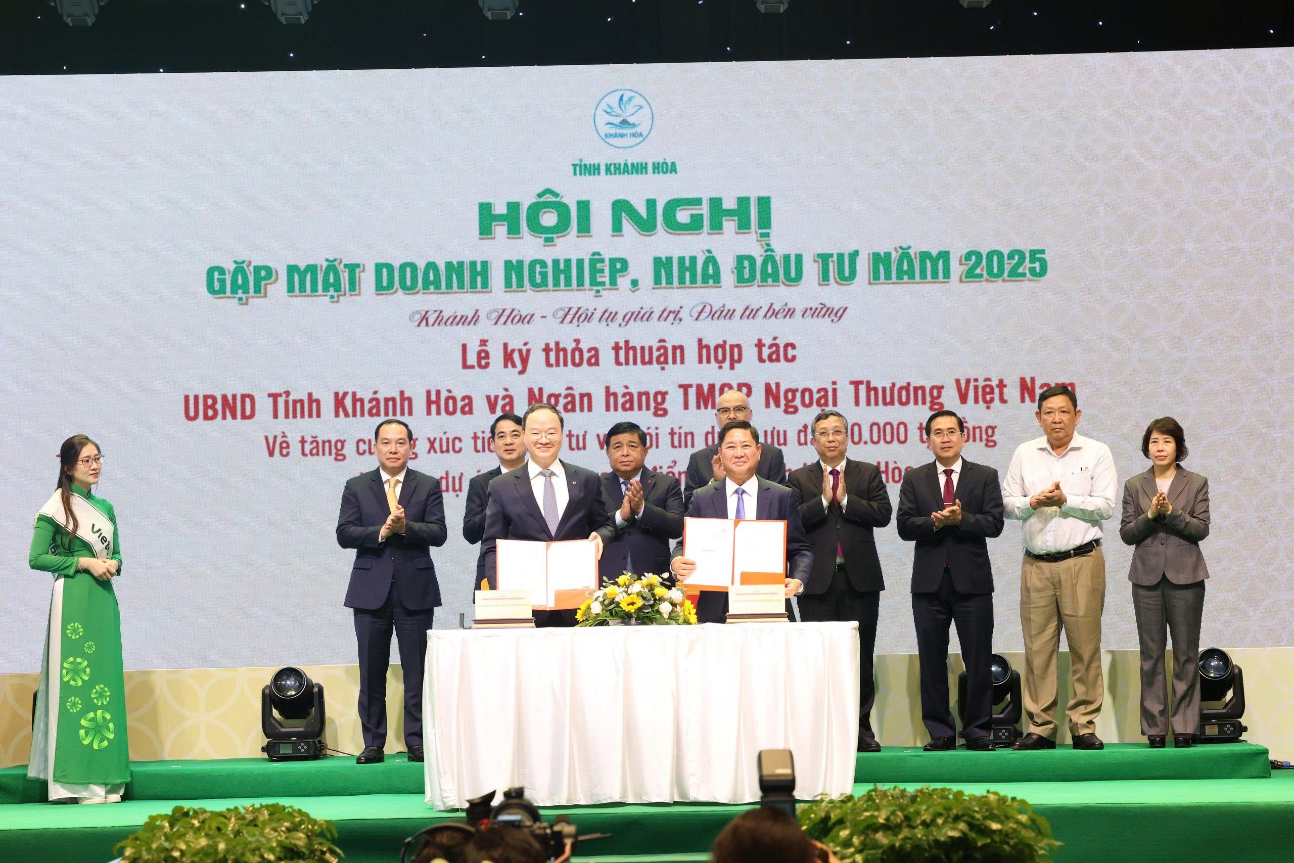 Ngân hàng TMCP Ngoại thương Việt Nam (Vietcombank) ký kết Bản ghi nhớ cam kết tín dụng trị giá 50.000 tỷ đồng với UBND tỉnh Khánh Hòa. Ảnh: Văn Nỷ.