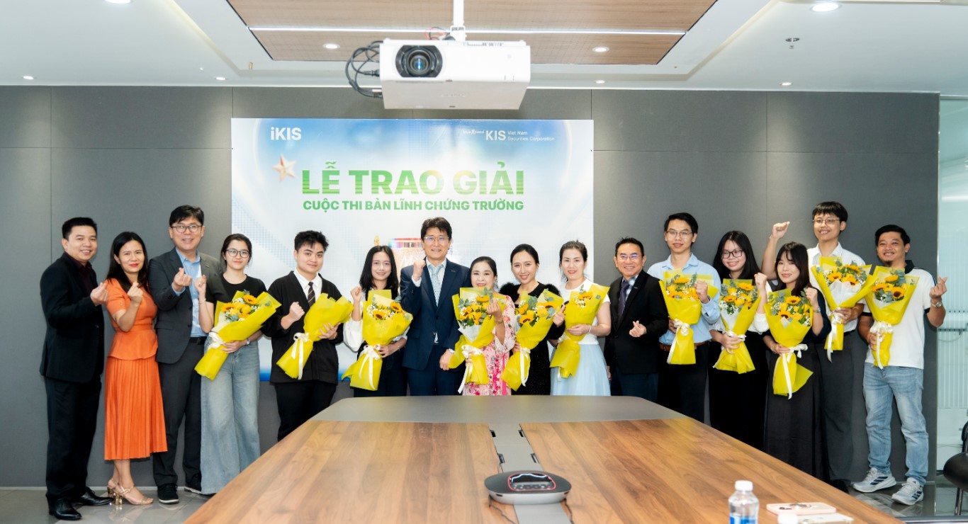 &Ocirc;ng Charlie Shin - Tổng gi&aacute;m đốc Chứng kho&aacute;n KIS chụp ảnh lưu niệm c&ugrave;ng những nh&agrave; đầu tư thắng giải thuộc top 3 mỗi bảng đấu.