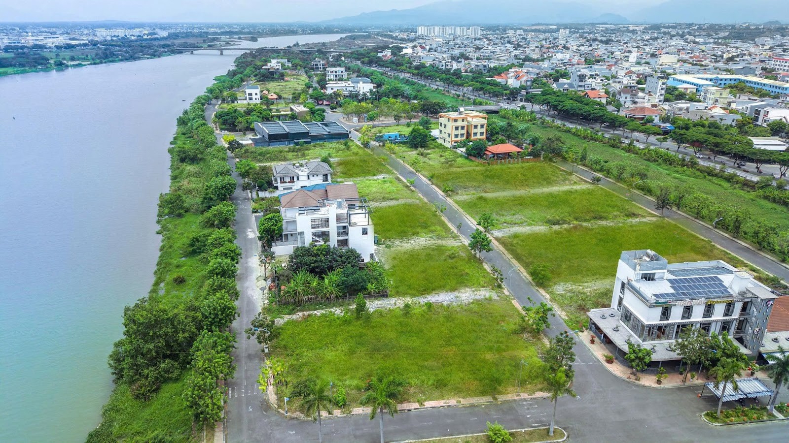 Khu đất nền biệt thự Đảo Nổi sở hữu diện tích rộng rãi, mặt tiền đẹp, nhiều nền có hướng sông và phong thủy tốt.
