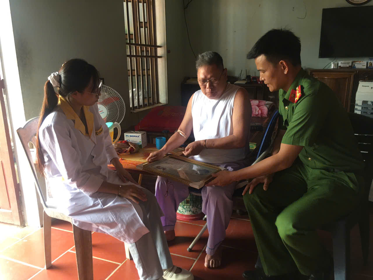 Lực lượng C&ocirc;ng an phối hợp với ch&iacute;nh quyền địa phương đến tận nh&agrave; thu nhận mẫu ADNth&acirc;n nh&acirc;n liệt sĩ tuổi cao, sức yếu, bệnh tật kh&ocirc;ng thể đi lại.