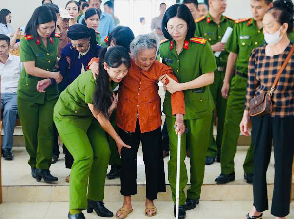 Lực lượng C&ocirc;ng an hỗ trợ đưa đ&oacute;n c&aacute;c mẹ liệt sĩ đến lấy mẫu ADN tại c&aacute;c điểm trung t&acirc;m.