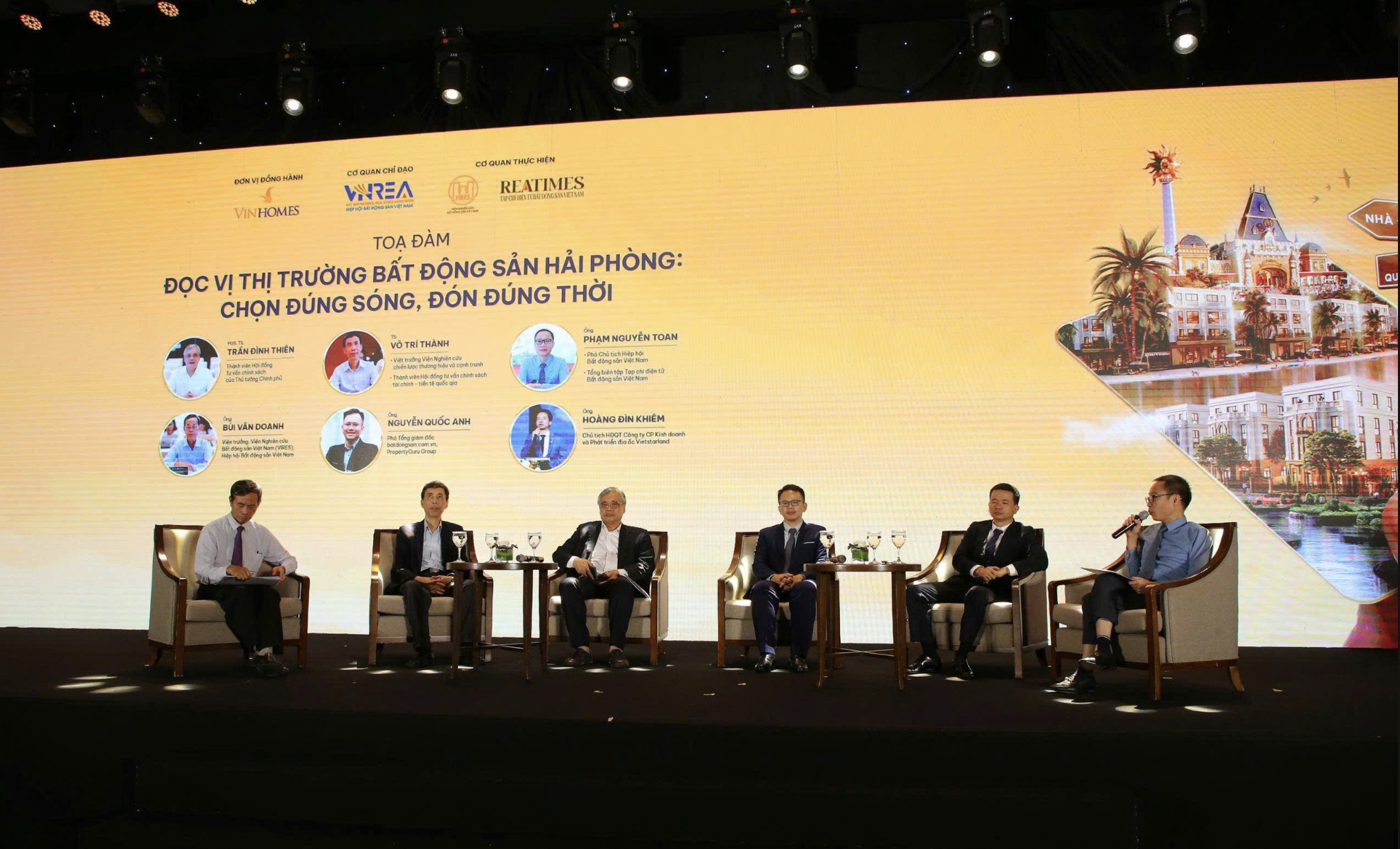 C&aacute;c kh&aacute;ch mời tham gia phi&ecirc;n Toạ đ&agrave;m tại Hội thảo ng&agrave;y 26/7/2025