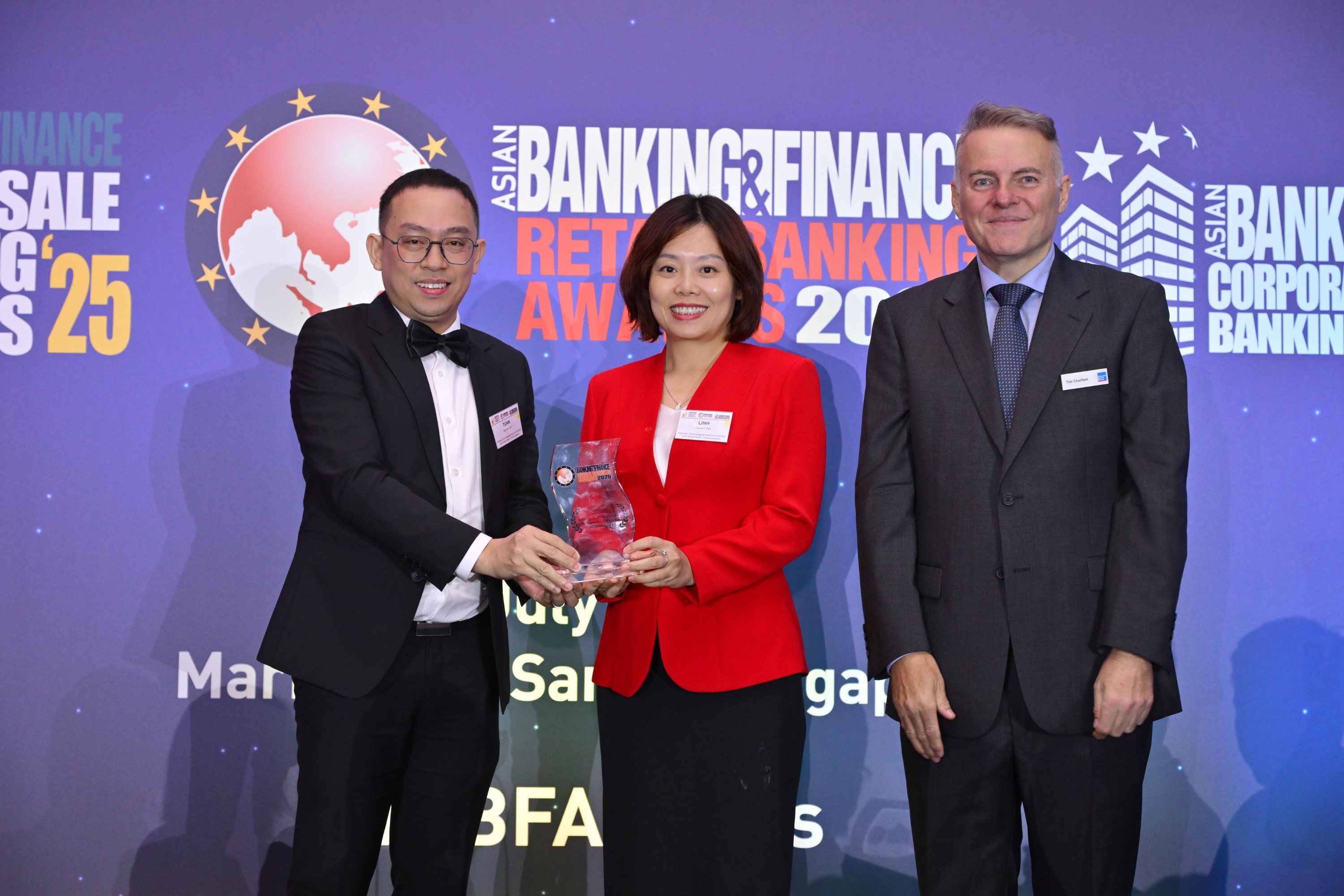 Đại diện Techcombank - Ông Nguyễn Anh Tuấn, Giám đốc Khối Ngân hàng bán lẻ và Bà Nguyễn Vân Linh, Phó Giám đốc Khối Ngân hàng bán lẻ, đã thay mặt ngân hàng nhận giải.