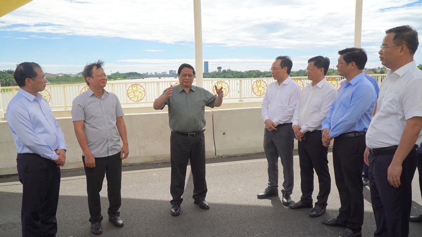 Thủ tướng tới thăm cầu Nguyễn Ho&agrave;ng - c&acirc;y cầu thứ 5 ở Huế bắc qua s&ocirc;ng Hương - Ảnh: L&ecirc; Thọ