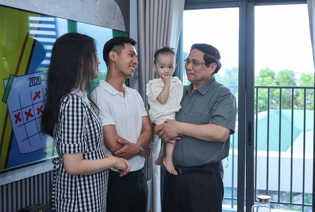 Thủ tướng thăm hỏi, tặng quà các hộ dân tại khu nhà ở xã hội tại đô thị mới An Vân Dương. Ảnh: Nhật Bắc