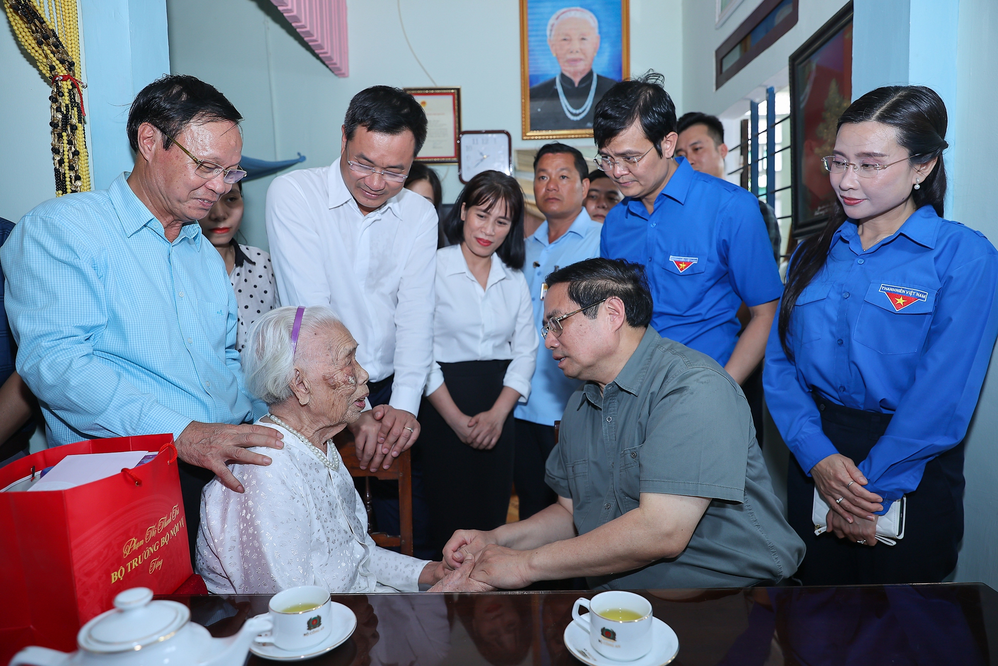 Thủ tướng Ch&iacute;nh phủ Phạm Minh Ch&iacute;nh v&agrave; c&aacute;c th&agrave;nh vi&ecirc;n đo&agrave;n c&ocirc;ng t&aacute;c của Ch&iacute;nh phủ, l&atilde;nh đạo tỉnh Quảng Trị thăm Mẹ Việt Nam anh h&ugrave;ng Đ&agrave;o Thị Vui. Ảnh: Nhật Bắc