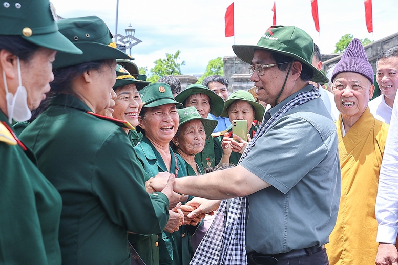 Thủ tướng Phạm Minh Ch&iacute;nh thăm hỏi c&aacute;c cựu chiến binh, thanh ni&ecirc;n xung phong tại Di t&iacute;ch Quốc gia đặc biệt Th&agrave;nh cổ Quảng Trị - Ảnh: Nhật Bắc