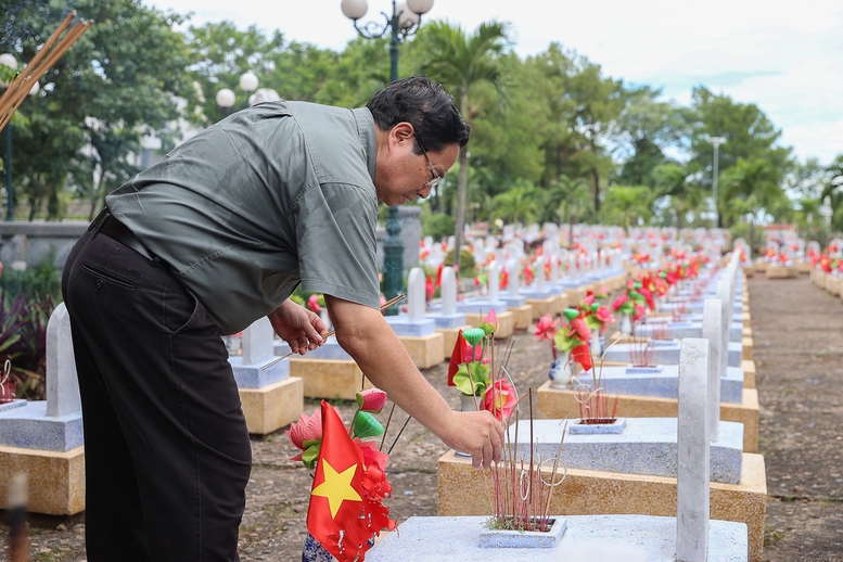 Thủ tướng Phạm Minh Chính thắp hương tại Nghĩa trang Liệt sĩ Quốc gia Đường 9. Ảnh: Nhật Bắc