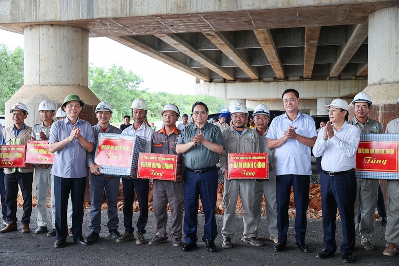 Thủ tướng Phạm Minh Ch&iacute;nh tặng qu&agrave;, thăm hỏi động vi&ecirc;n &nbsp;c&aacute;n bộ, kỹ sư, c&ocirc;ng nh&acirc;n, người lao động đang thi c&ocirc;ng c&ocirc;ng tr&igrave;nh&nbsp;Đường bộ cao tốc Bắc Nam ph&iacute;a Đ&ocirc;ng, đoạn Vạn Ninh - Cam Lộ