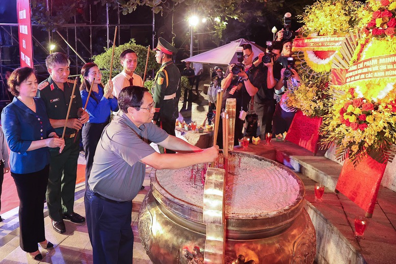 Thủ tướng Phạm Minh Ch&iacute;nh d&acirc;ng hương tri &acirc;n c&aacute;c Anh h&ugrave;ng liệt sĩ - Ảnh: Nhật Bắc