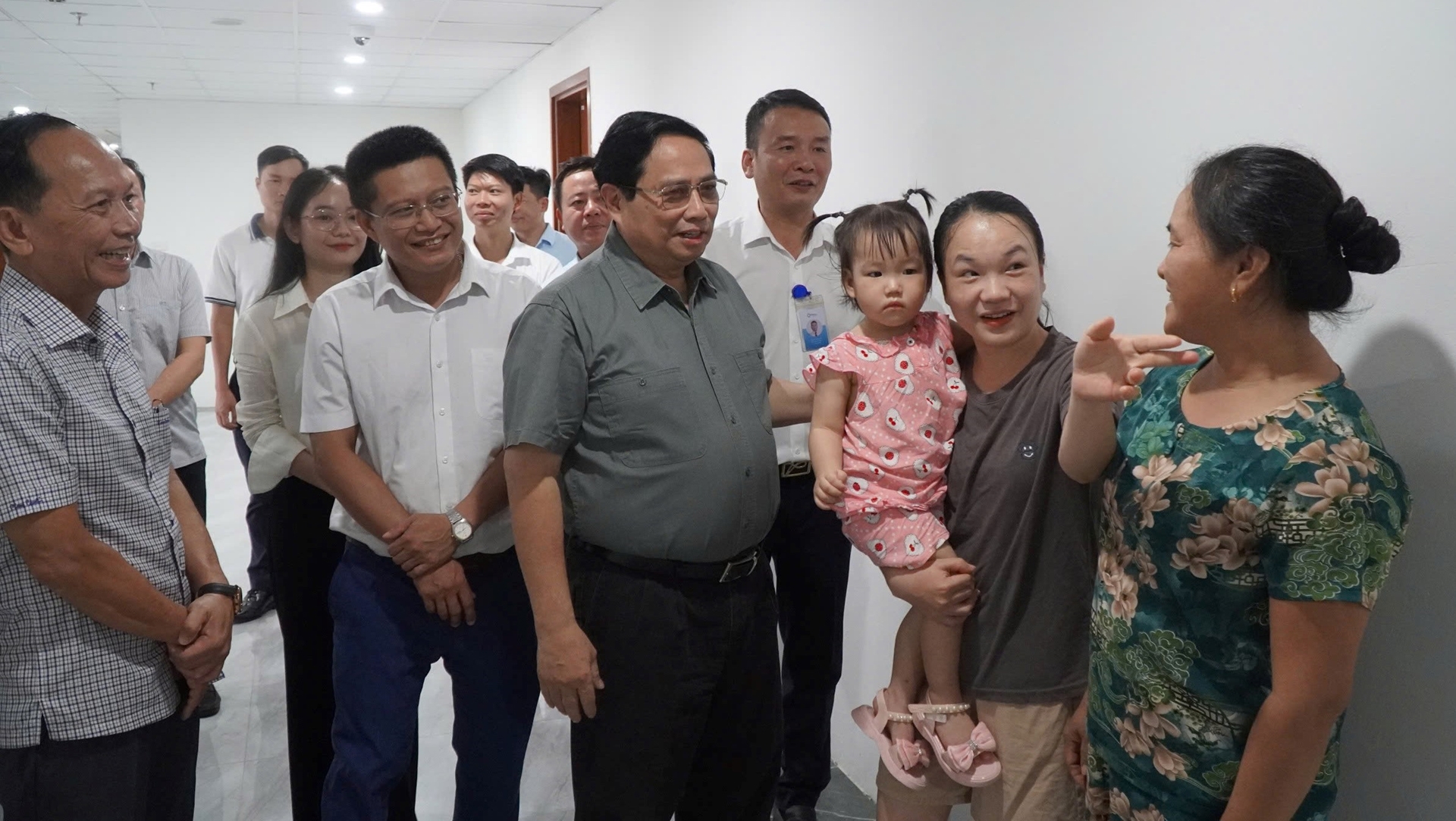 Thủ tướng Phạm Minh Chính thăm hỏi các hộ dân sinh sống tại khu nhà ở xã hội 