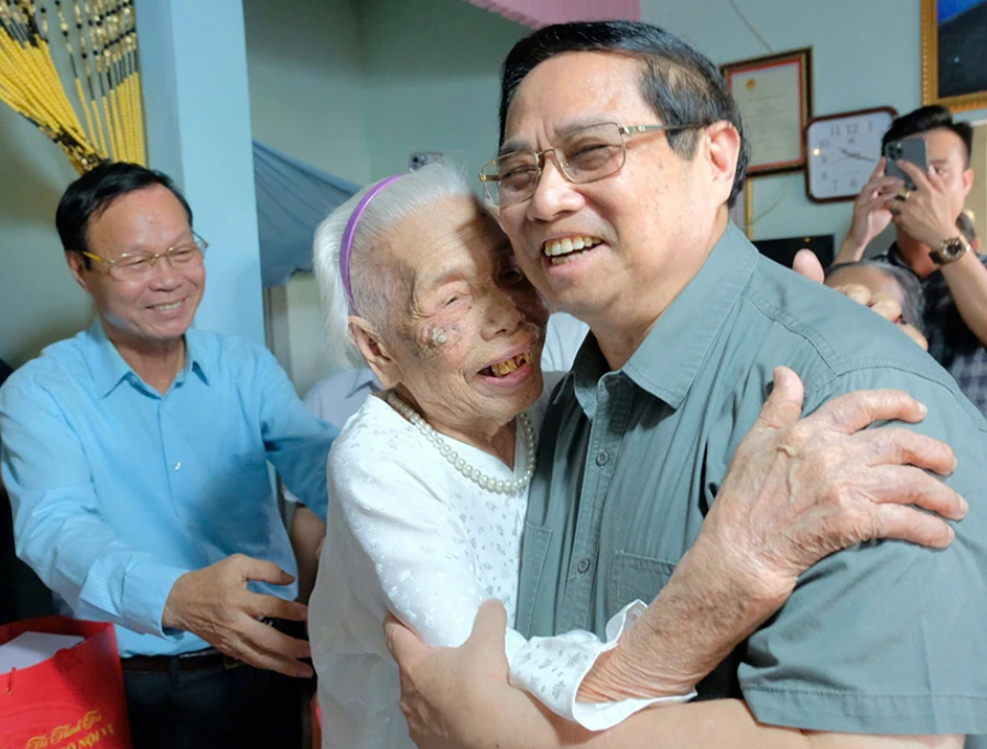 Thủ tướng Ch&iacute;nh phủ Phạm Minh Ch&iacute;nh thăm hỏi, động vi&ecirc;n Mẹ Việt Nam Anh h&ugrave;ng Đ&agrave;o Thị Vui - Ảnh: Trần Tuyền