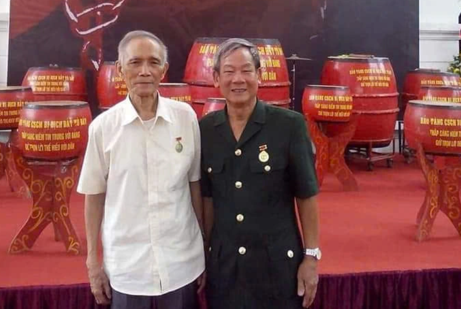 Thương binh Nguyễn Quốc Phú (bên phải) đã trải qua gần 2.000 ngày ở “địa ngục trần gian” - nhà tù Phú Quốc.