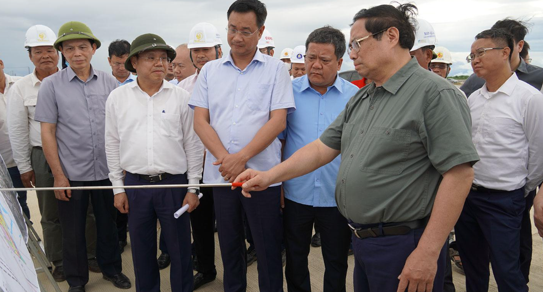 Thủ tướng Phạm Minh Ch&iacute;nh kiểm tra khảo s&aacute;t v&agrave; chỉ đạo th&uacute;c đẩy tiến độ tại c&ocirc;ng trường dự &aacute;n Cảng h&agrave;ng kh&ocirc;ng Quảng Trị