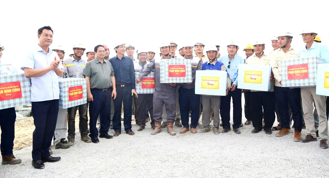 Thủ tướng Phạm Minh Chính tặng quà, thăm hỏi động viên cán bộ công nhân viên đang thi công công trình Khu bến cảng Mỹ Thủy