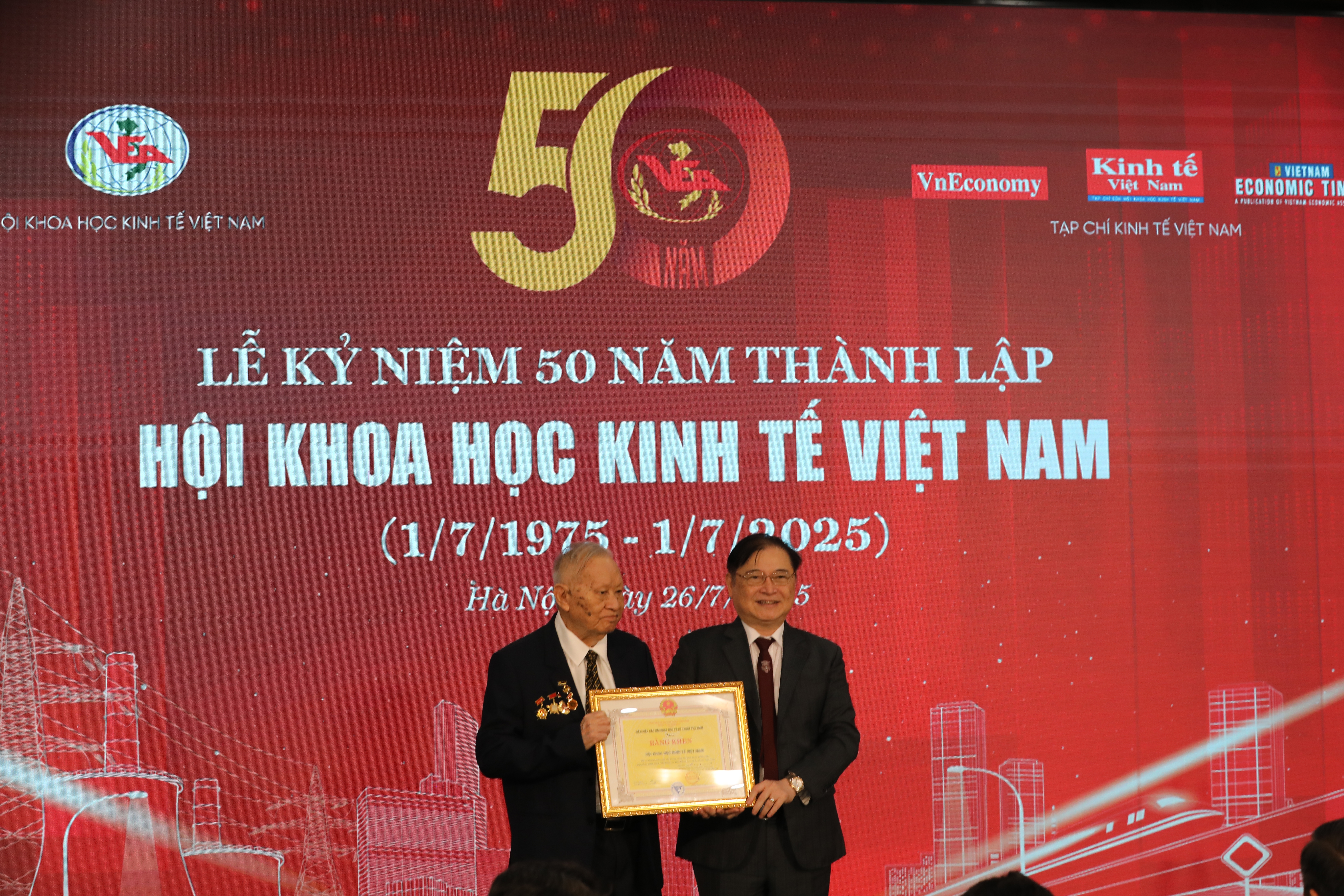 Liên hiệp các Hội Khoa học và Kỹ thuật Việt Nam đã quyết định trao Bằng khen cho Hội Khoa học Kinh tế Việt Nam.