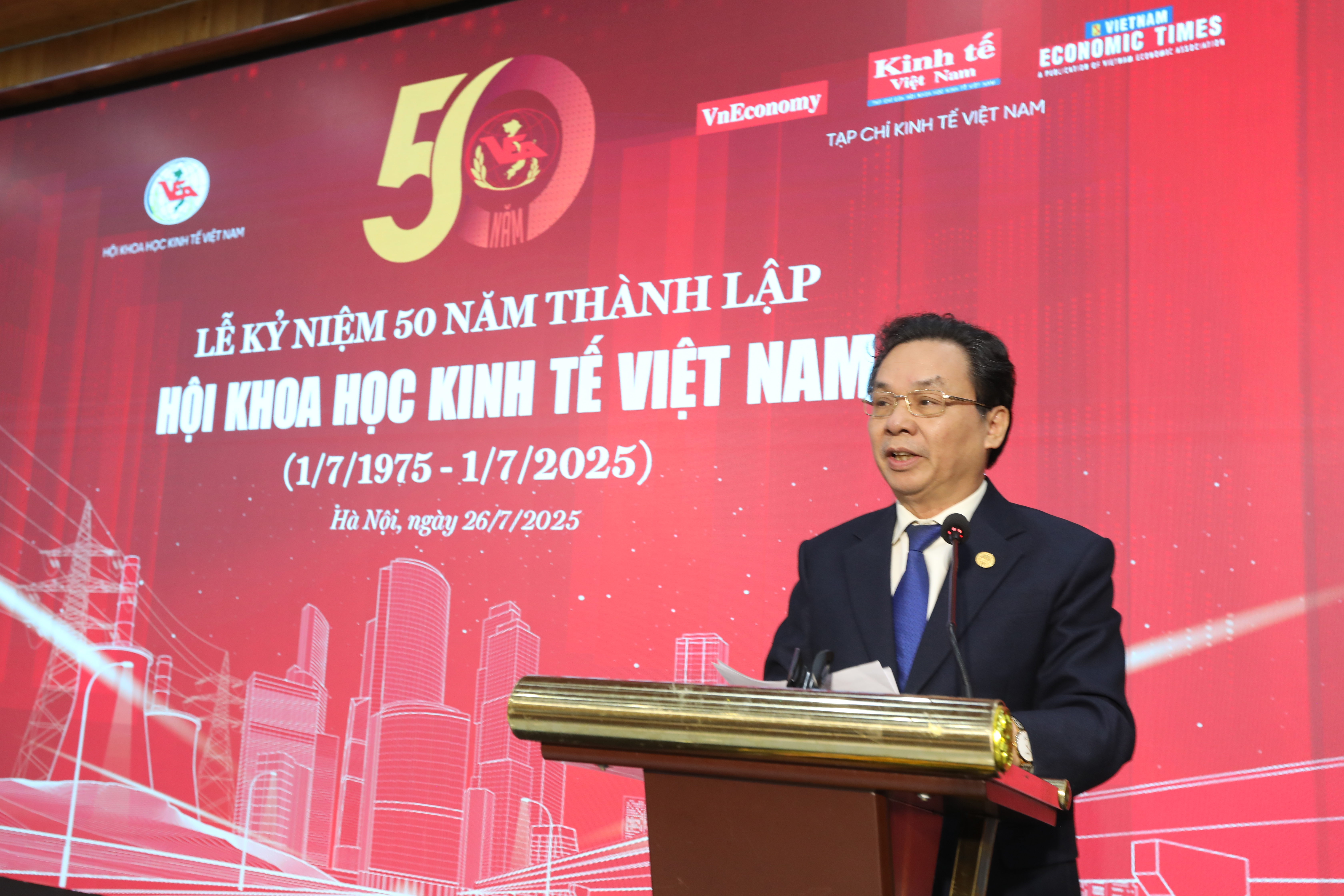 GS.TS Ho&agrave;ng Văn Cường, Ph&oacute; Chủ tịch Hội Khoa học Kinh tế Việt Nam, ph&aacute;t biểu tại buổi lễ.