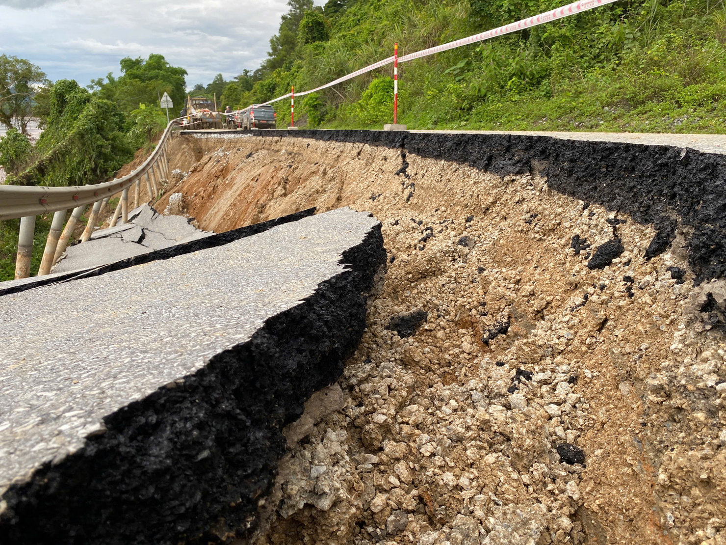 Nhiều điểm trên Quốc lộ 7 qua Nghệ An bị sạt lở nghiêm trọng. Ảnh: Lê Minh