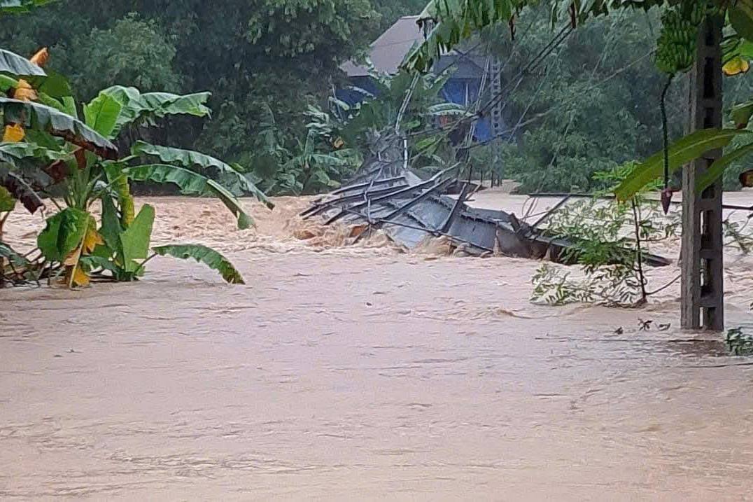 Cầu treo tại bản Quạnh (x&atilde; Mường Qu&agrave;ng) bị cuốn sập.