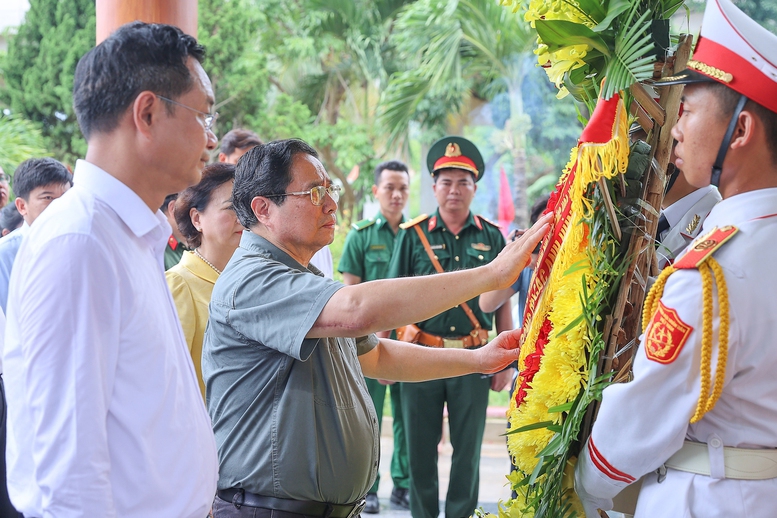 Thủ tướng d&acirc;ng hoa tại di t&iacute;ch lịch sử nơi hy sinh của 16 thanh ni&ecirc;n xung phong tại bến ph&agrave; Long Đại. Ảnh: Nhật Bắc