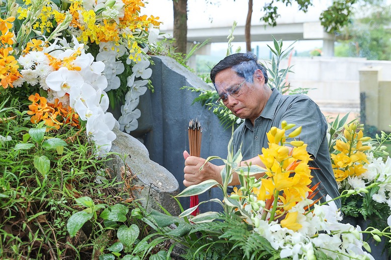 Thủ tướng dâng hương tại di tích lịch sử nơi hy sinh của 16 thanh niên xung phong tại bến phà Long Đại. Ảnh: Nhật Bắc