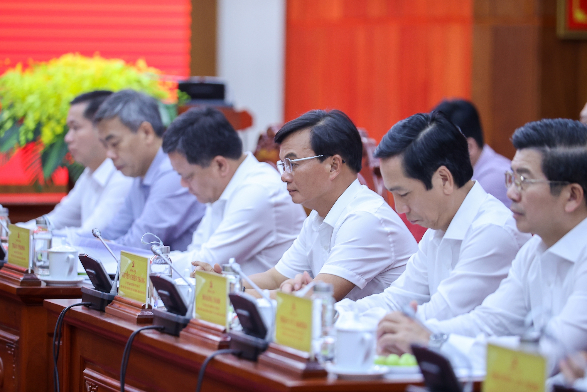 L&atilde;nh đạo c&aacute;c bộ, ng&agrave;nh, địa phương tham dự cuộc l&agrave;m việc. Ảnh: Nhật Bắc