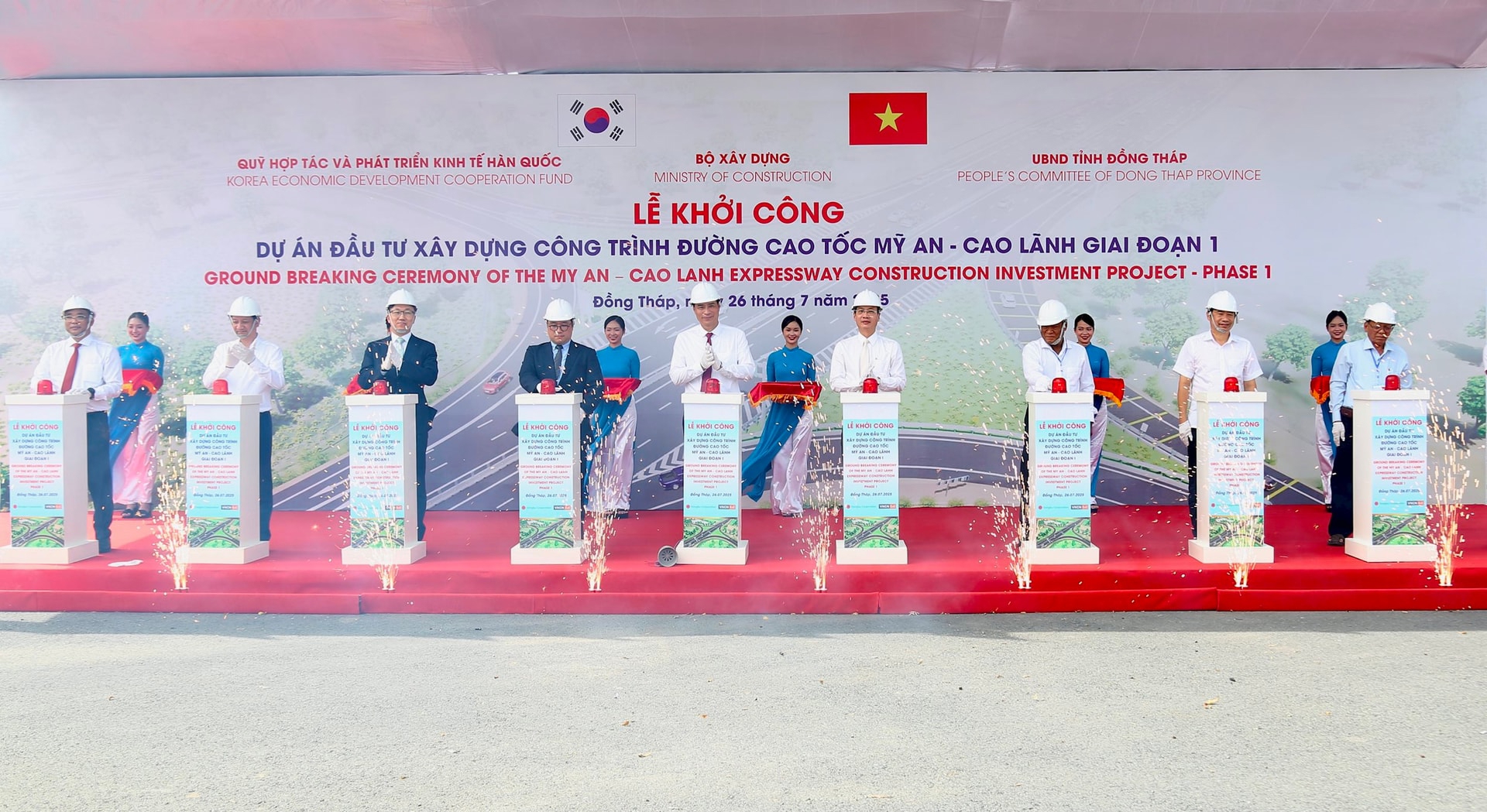 Các đại biểu thực hiện nghi thức khởi công dự án đầu tư xây dựng công trình đường cao tốc Mỹ An - Cao Lãnh giai đoạn 1. 