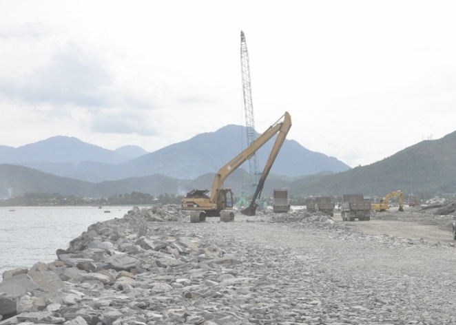 Thi c&ocirc;ng Cảng Li&ecirc;n Chiểu phần hạ tầng d&ugrave;ng chung.