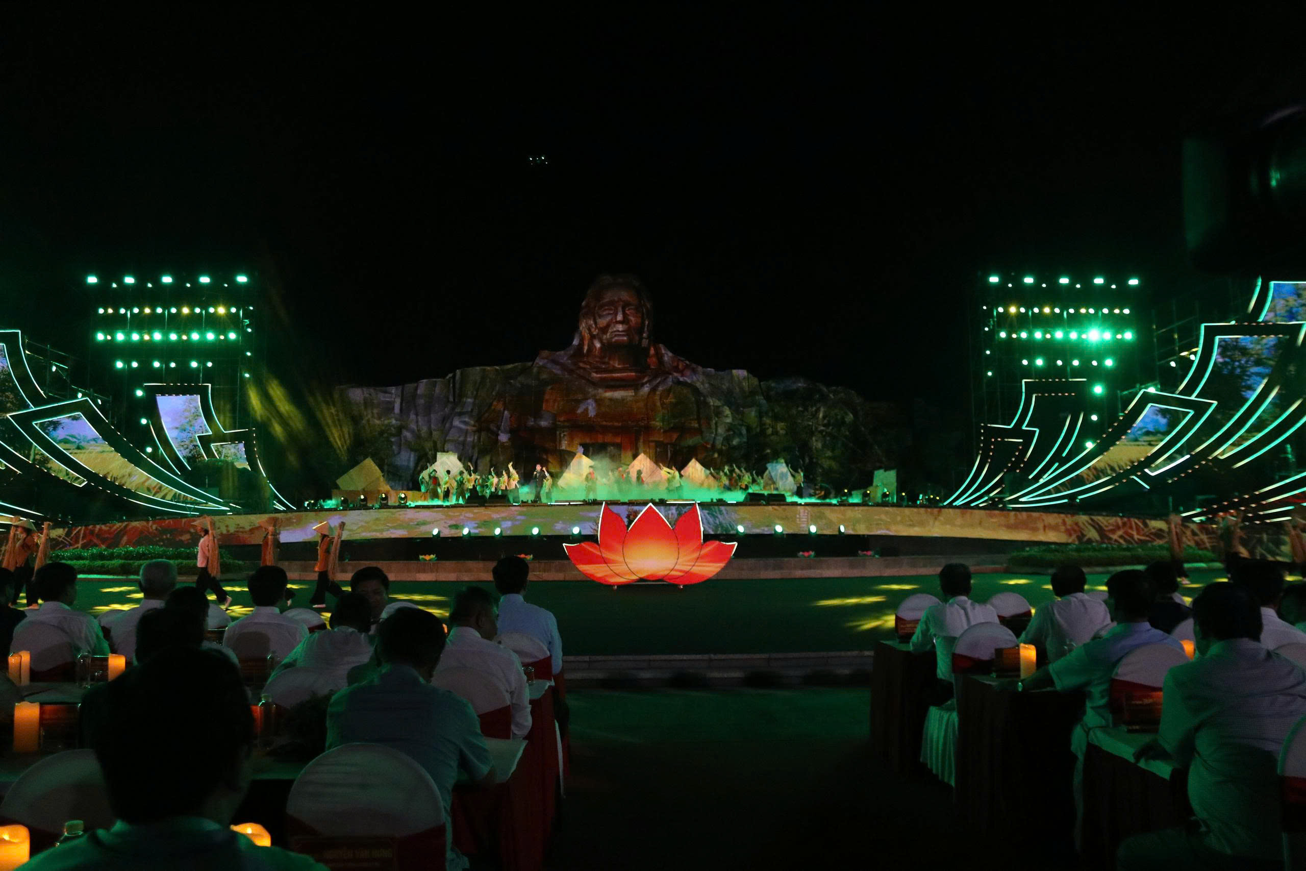 Sự kiện được tổ chức c&oacute; quy m&ocirc; v&agrave; thu h&uacute;t được đ&ocirc;ng đảo kh&aacute;n giả, người d&acirc;n địa phương tới tham dự - Ảnh: Quang Hiếu