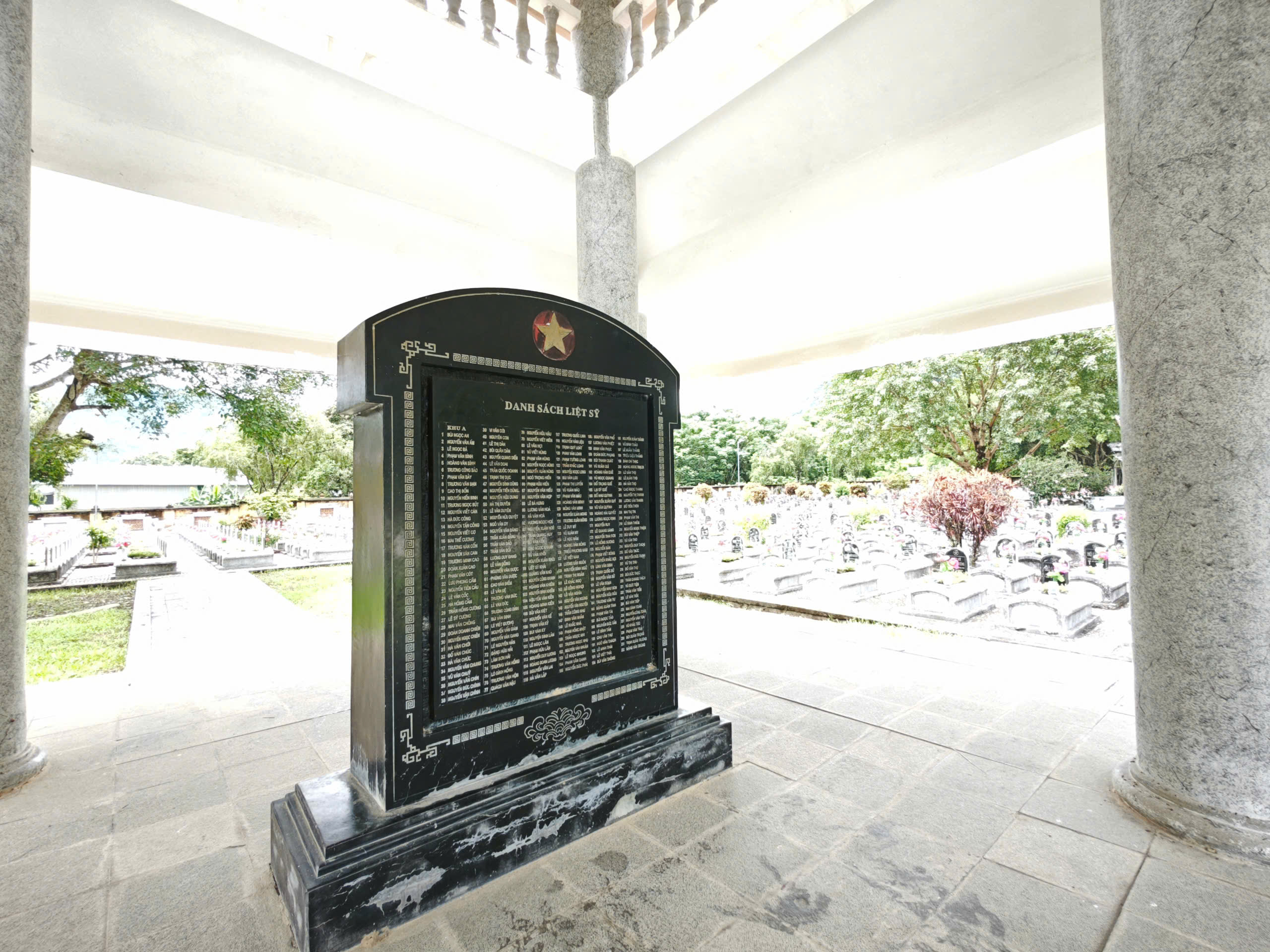 Tấm bia đ&aacute; khắc danh s&aacute;ch t&ecirc;n c&aacute;c liệt sĩ tại&nbsp; nghĩa trang