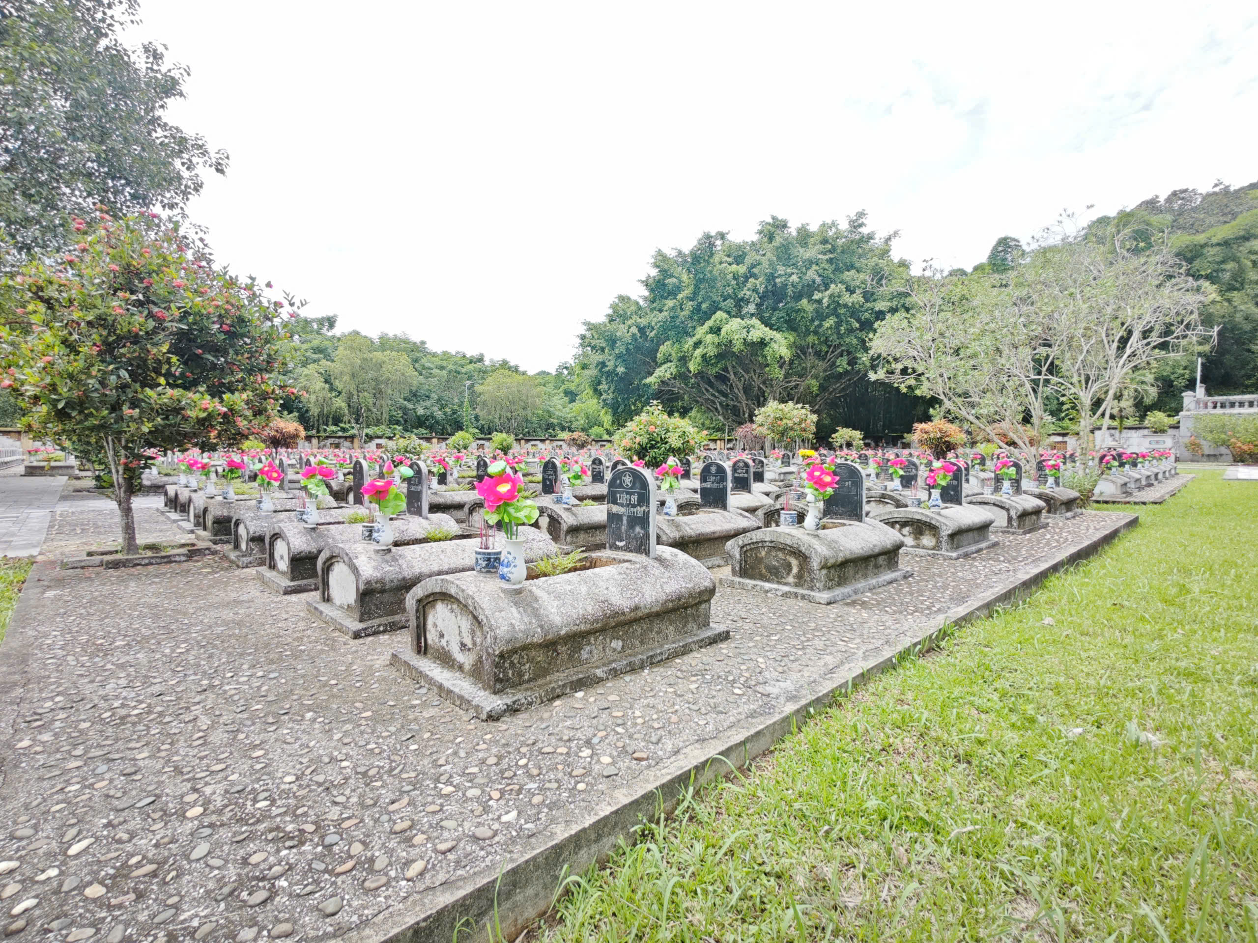 Một g&oacute;c nghĩa trang với những phần mộ đề d&ograve;ng &ldquo;Chưa r&otilde; t&ecirc;n&rdquo;&nbsp; chiếm gần một nửa tổng số mộ.