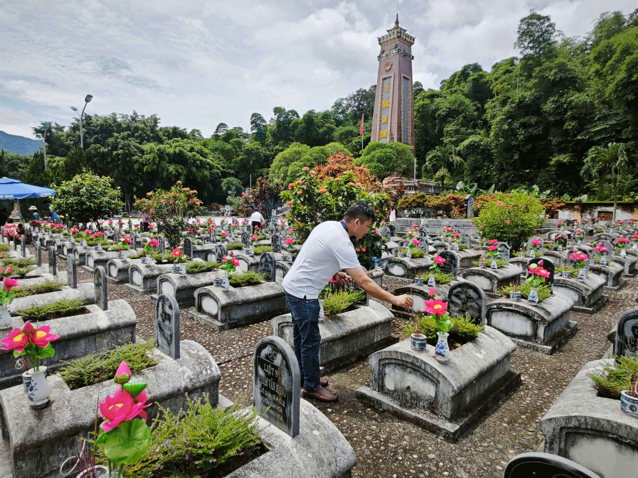 Nghĩa trang Liệt sĩ Quốc tế Đồng T&acirc;m rợp sắc hoa trong ng&agrave;y 27/7.&nbsp;
