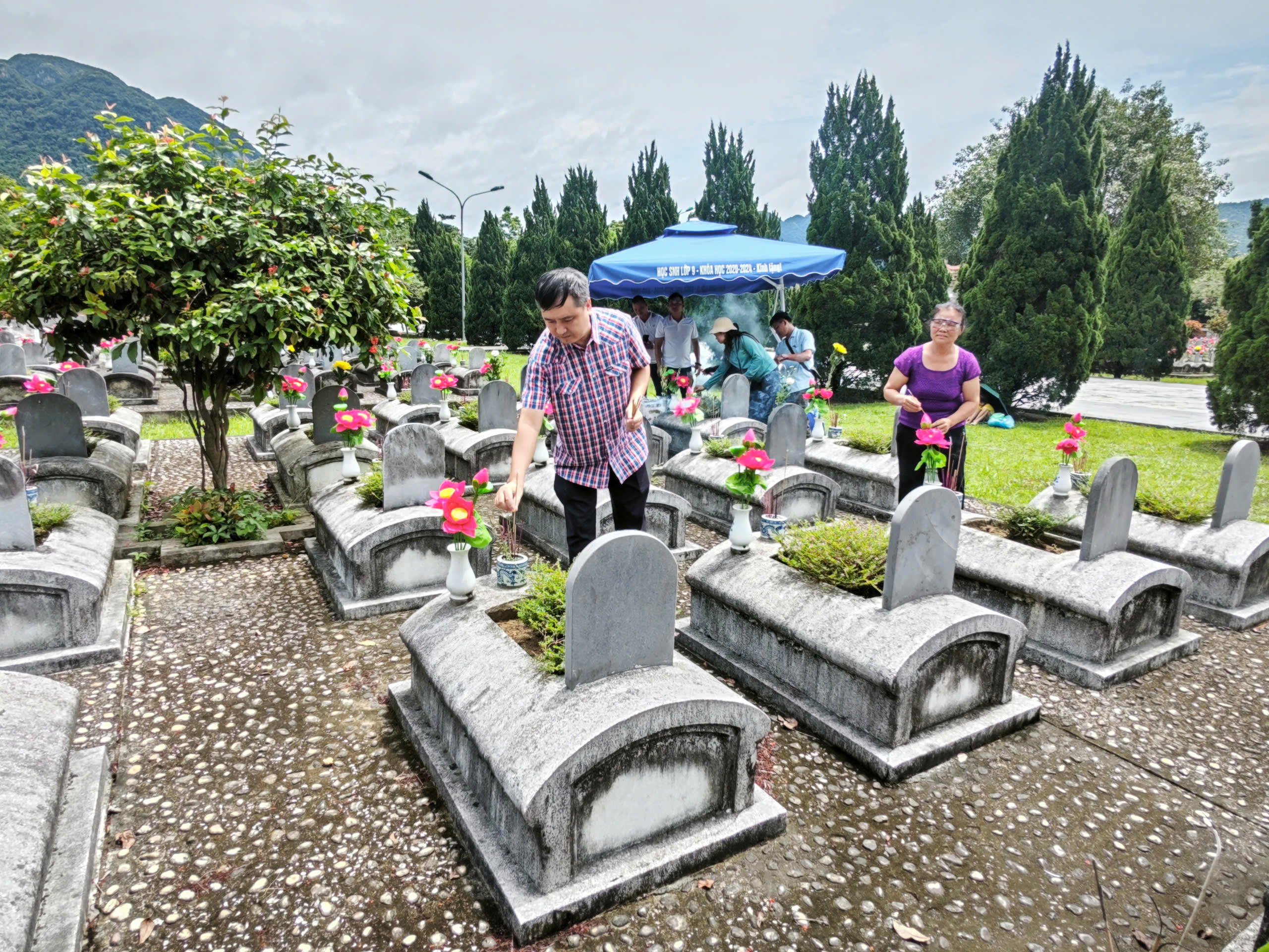 Kh&ocirc;ng chỉ c&oacute; liệt sĩ Việt Nam, nghĩa trang c&ograve;n l&agrave; nơi an nghỉ của nhiều c&aacute;n bộ, chiến sĩ v&agrave; lưu học sinh L&agrave;o hy sinh tại Việt Nam. Tại đ&acirc;y hiện c&oacute; 16 phần mộ liệt sĩ nước bạn L&agrave;o.