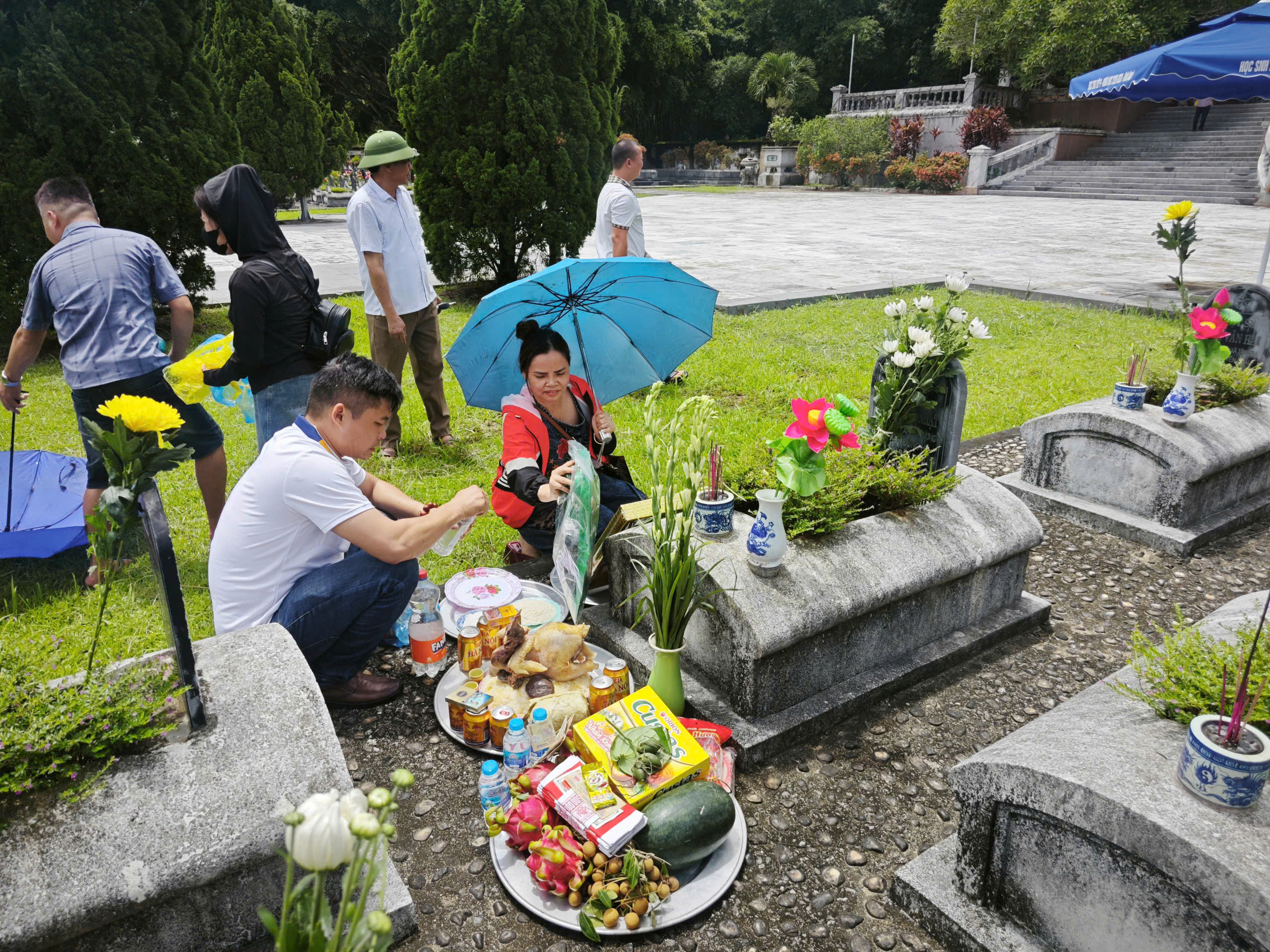 Hằng năm, v&agrave;o dịp 27/7, h&agrave;ng trăm gia đ&igrave;nh từ khắp cả nước về Nghĩa trang Đồng T&acirc;m để tưởng niệm th&acirc;n nh&acirc;n.
