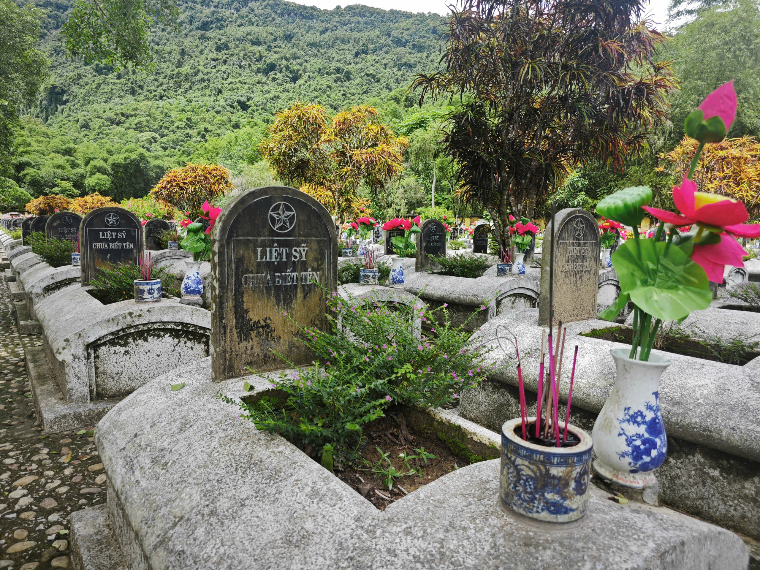 Trong số hơn 2.100 phần mộ, có đến hơn 1.000 chưa xác định được danh tính. Phần lớn là quân tình nguyện Việt Nam hy sinh khi làm nhiệm vụ quốc tế tại Lào và Campuchia.