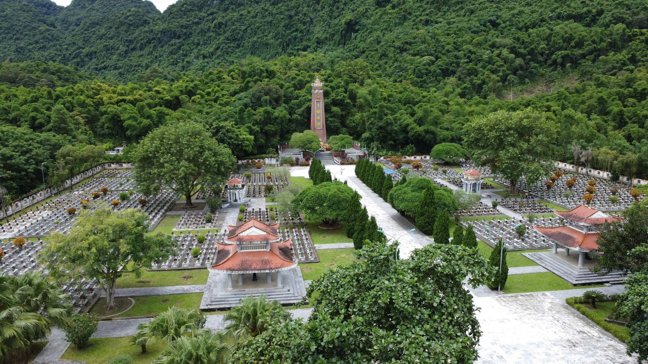 Toàn cảnh Nghĩa trang liệt sĩ quốc tế Đồng Tâm nhìn từ trên cao, bao quanh bởi núi rừng Thanh Hóa.