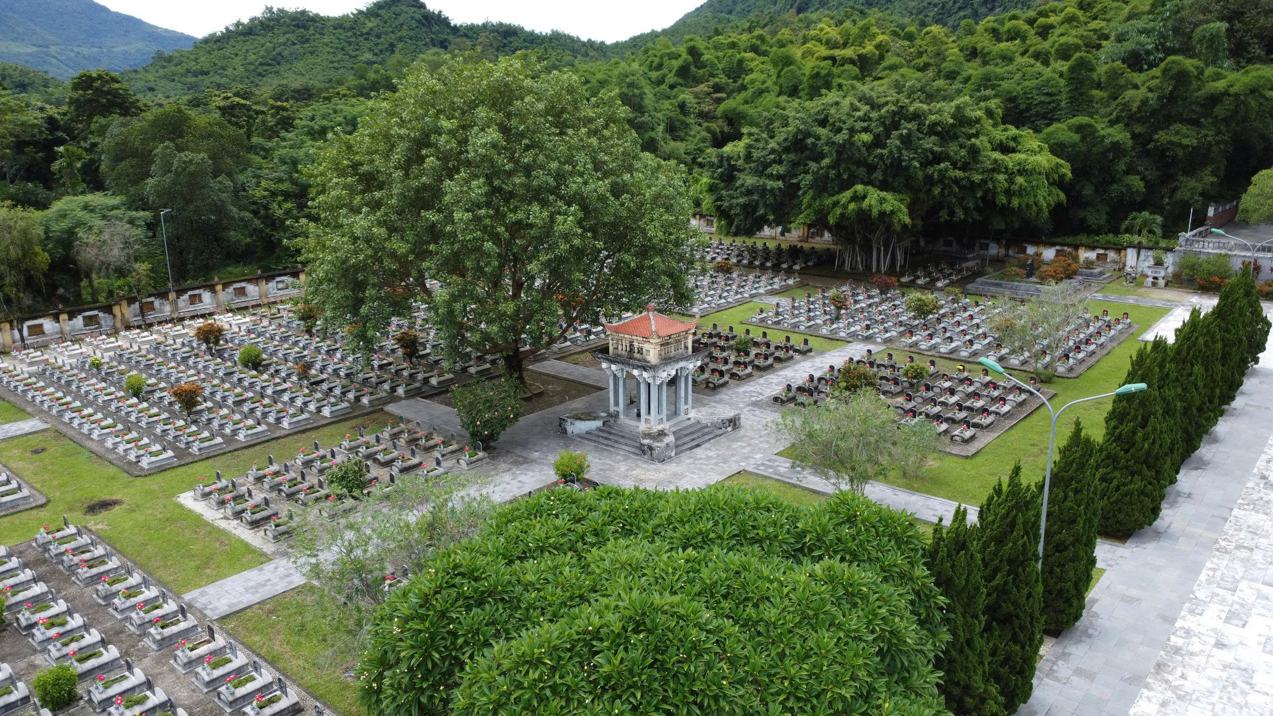 Những năm gần đ&acirc;y, c&ocirc;ng t&aacute;c t&igrave;m kiếm, cất bốc, quy tập h&agrave;i cốt liệt sĩ giữa hai tỉnh Thanh H&oacute;a v&agrave; Hủa Phăn (L&agrave;o), giữa hai nước Việt Nam v&agrave; L&agrave;o tiếp tục được đẩy mạnh. Nhiều h&agrave;i cốt liệt sĩ l&agrave; qu&acirc;n t&igrave;nh nguyện Việt Nam hy sinh tại L&agrave;o, cũng như c&aacute;n bộ, bộ đội, lưu học sinh L&agrave;o hy sinh tại Việt Nam đ&atilde; được đưa về an t&aacute;ng tại đ&acirc;y.