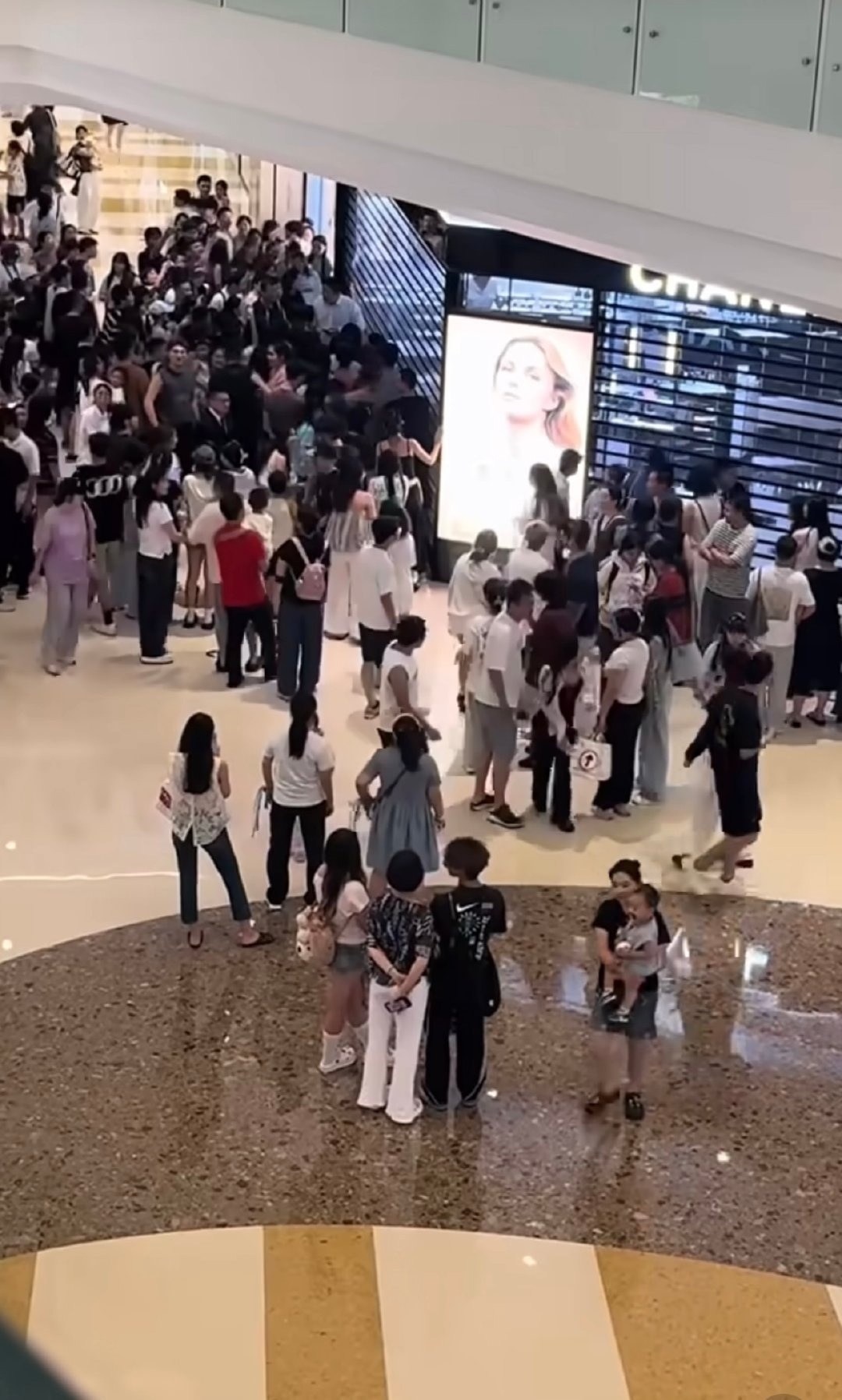 Đám đông tụ tập xung quanh cửa hàng Chanel Beauty khi xô xát xảy ra