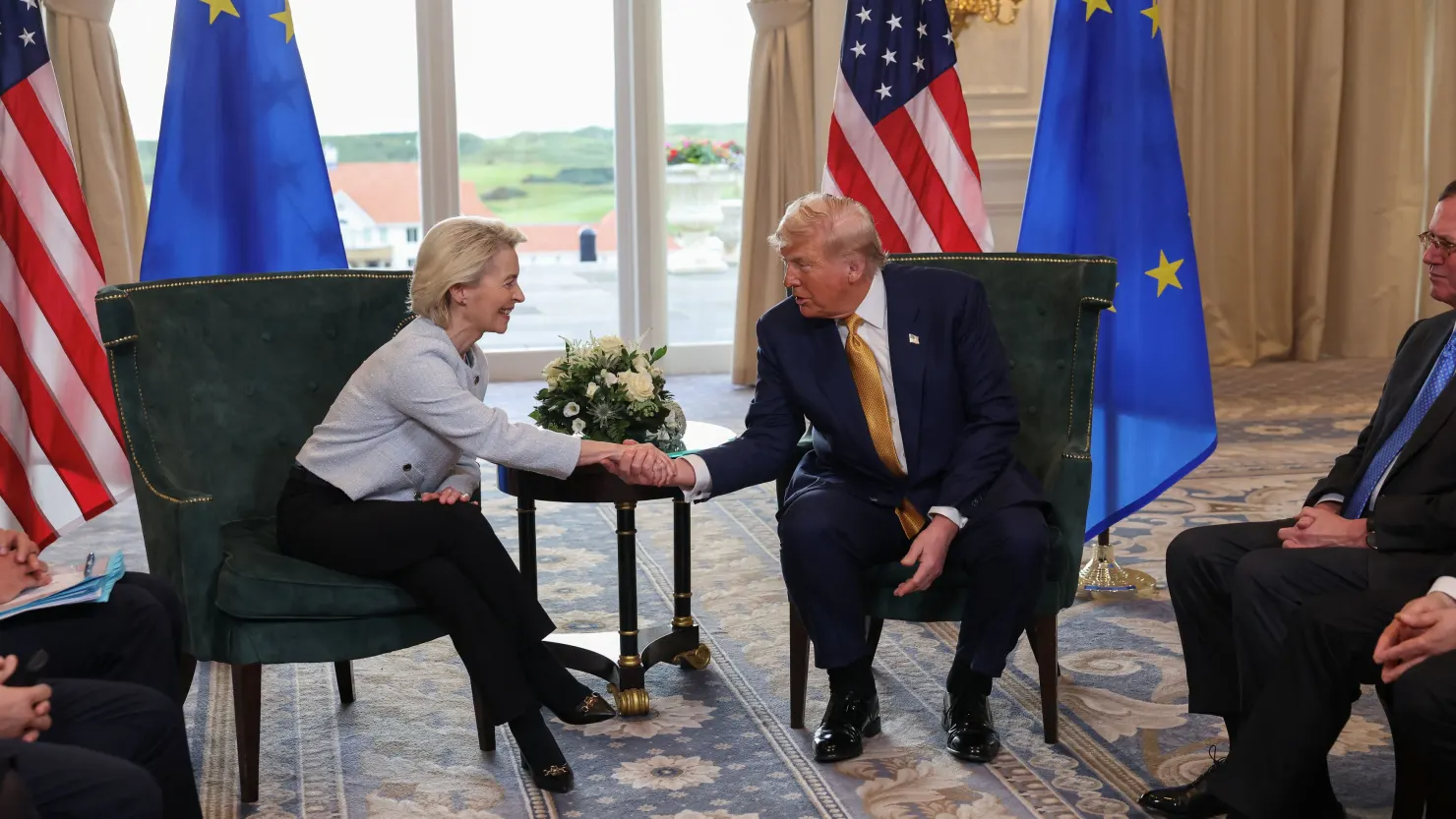 Tổng thống Mỹ Donald Trump bắt tay Chủ tịch EC Ursula von der Leyen trong cuộc họp tại Scotland ngày 27/7 - Ảnh: Getty Images