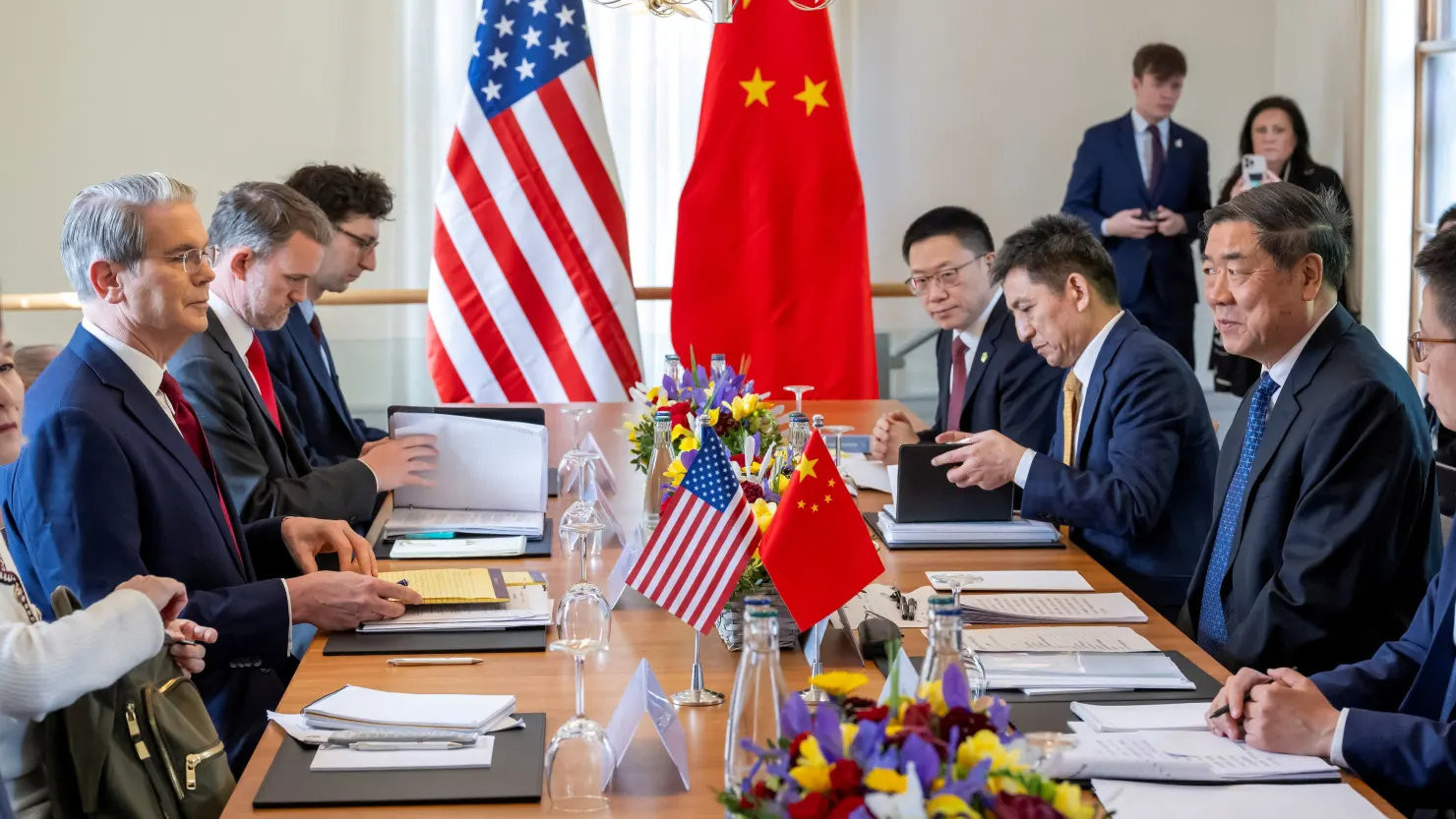 Bộ trưởng Tài chính Mỹ Scott Bessent, Đại diện Thương mại Mỹ Jamieson Greer, Đại diện Thương mại Quốc tế kiêm Thứ trưởng Bộ Thương mại Trung Quốc Lý Thành Cương và Phó Thủ tướng Trung Quốc Hà Lập Phong trong vòng đàm phán vào giữa tháng 5 tại Geneva, Thụy Sỹ - Ảnh: Getty Images