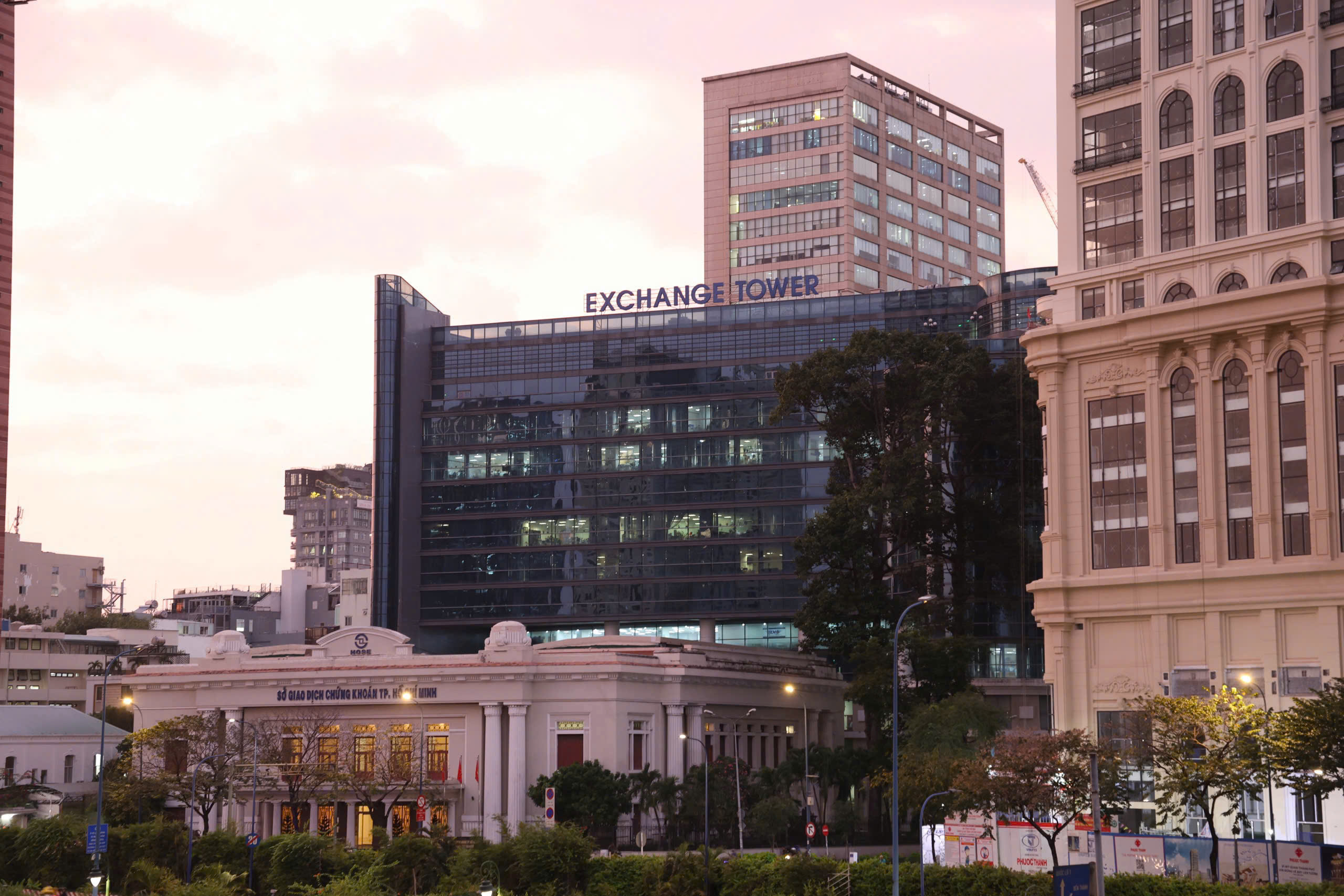 T&ograve;a nh&agrave; trụ sở của Sở Giao dịch Chứng kho&aacute;n TP.HCM (HOSE).