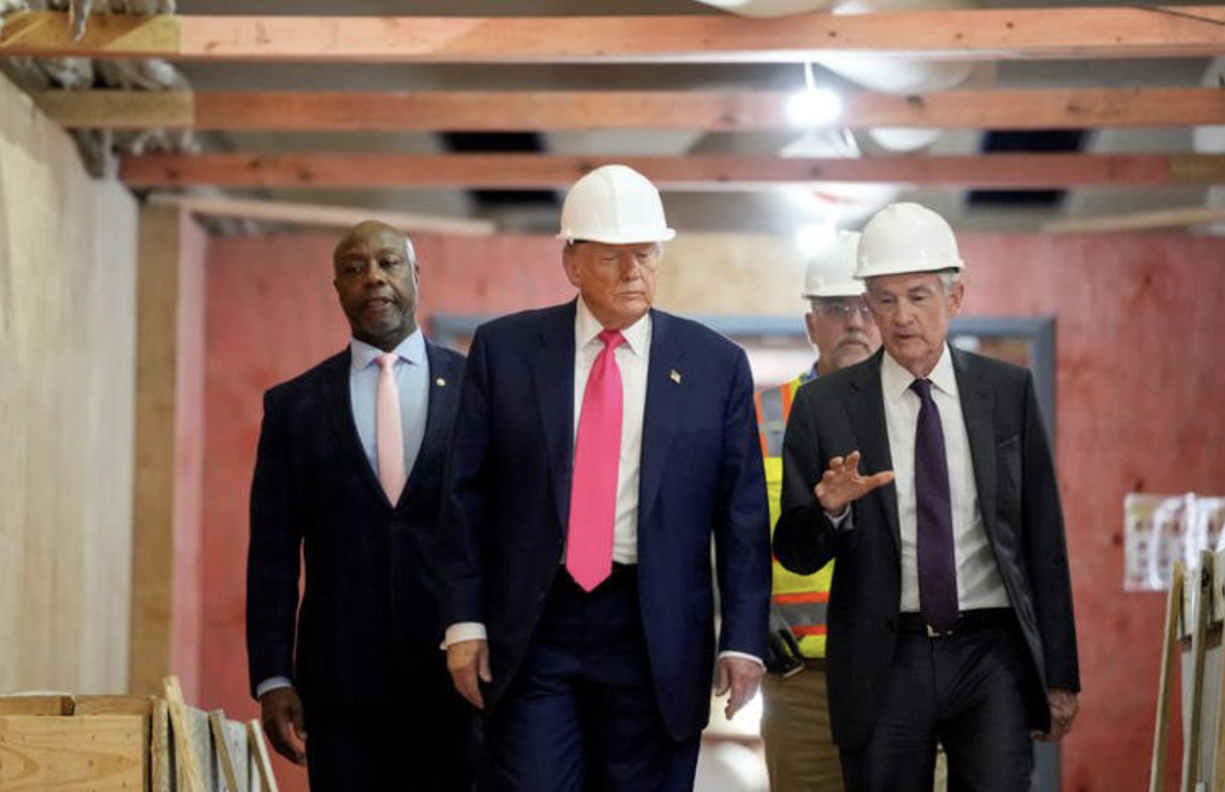 Tổng thống Mỹ Donald Trump (giữa) và Chủ tịch Fed Jerome Powell (phải) tại công trình cải tạo trụ sở Fed hôm 24/7/2025 - Ảnh: Reuters.