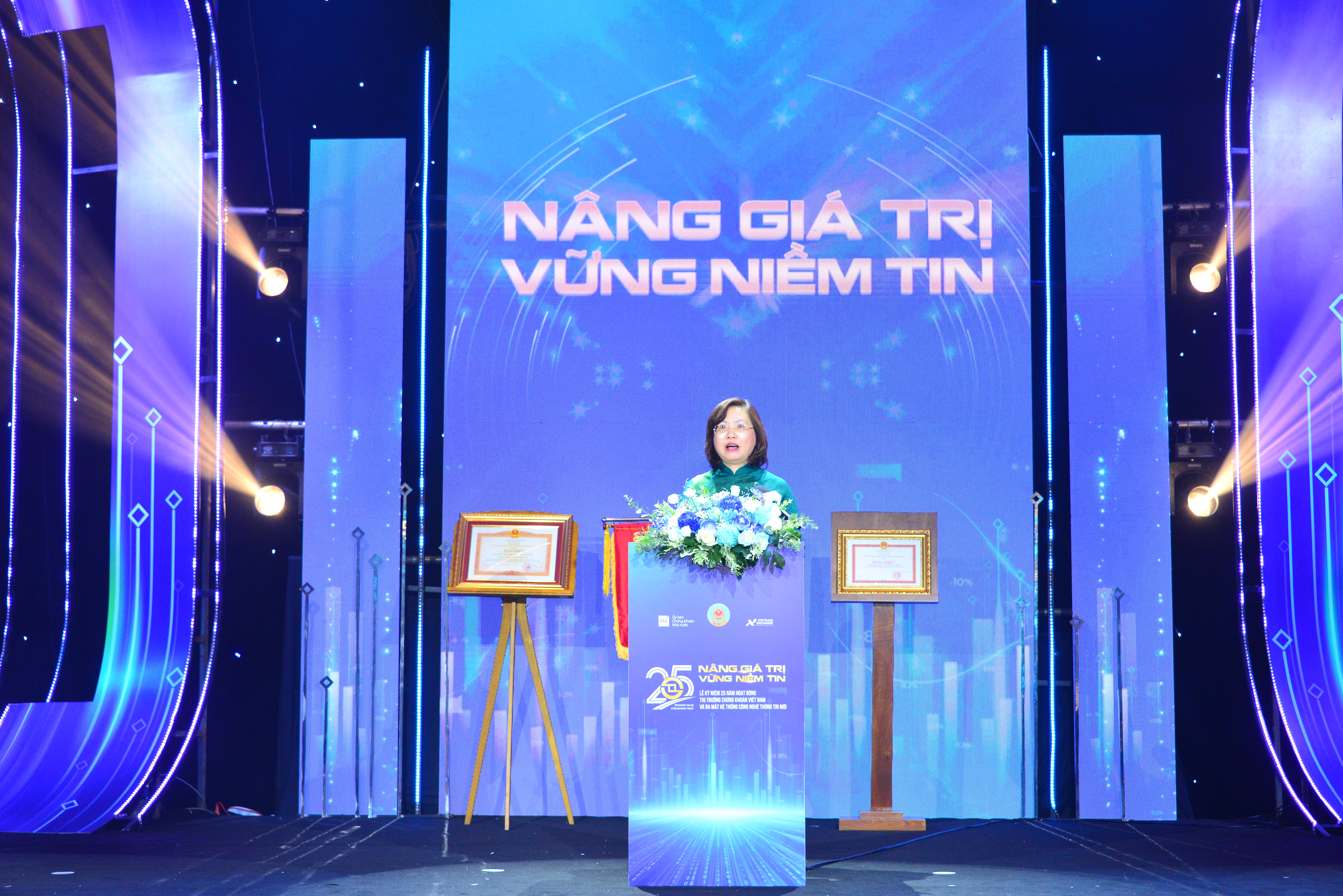 B&agrave; Vũ Thị Ch&acirc;n Phương, Chủ tịch Ủy ban Chứng kho&aacute;n Nh&agrave; nước ph&aacute;t biểu tại buổi lễ.