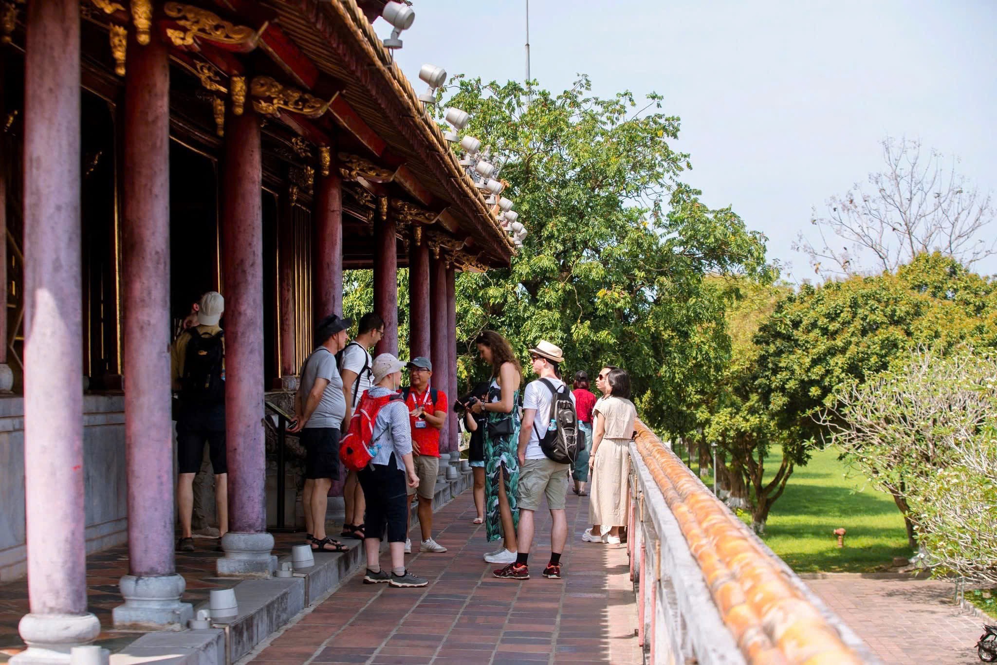 Thời gian tới, Huế sẽ tiếp tục tổ chức th&ecirc;m nhiều sự kiện trong khu&ocirc;n khổ Năm Du lịch quốc gia v&agrave; Festival Huế, đồng thời đẩy mạnh truyền th&ocirc;ng, x&acirc;y dựng sản phẩm đặc sắc gắn với di sản văn h&oacute;a bản địa