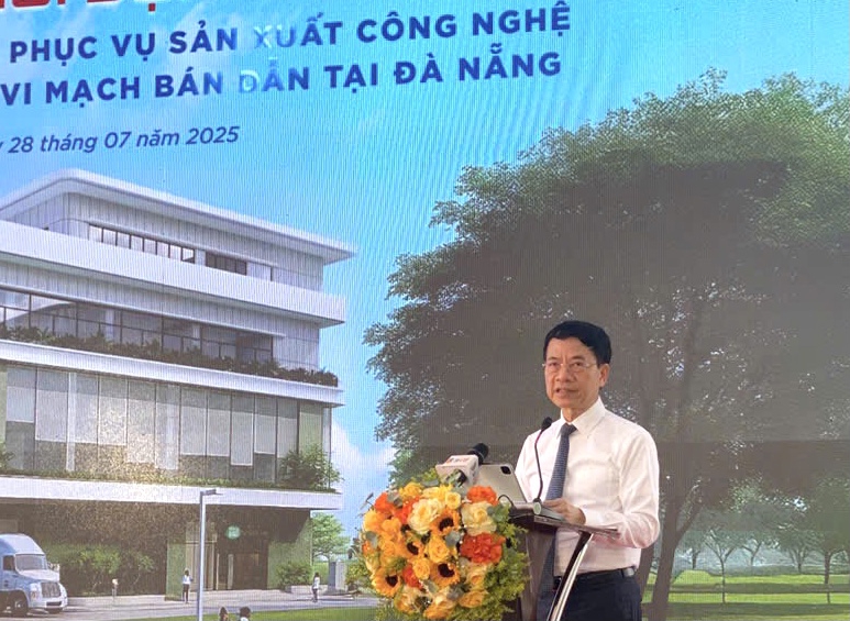 Bộ trưởng Bộ Khoa học v&agrave; C&ocirc;ng nghệ Nguyễn Mạnh H&ugrave;ng ph&aacute;t biểu tại buổi lr=ễ khởi động dự &aacute;n.